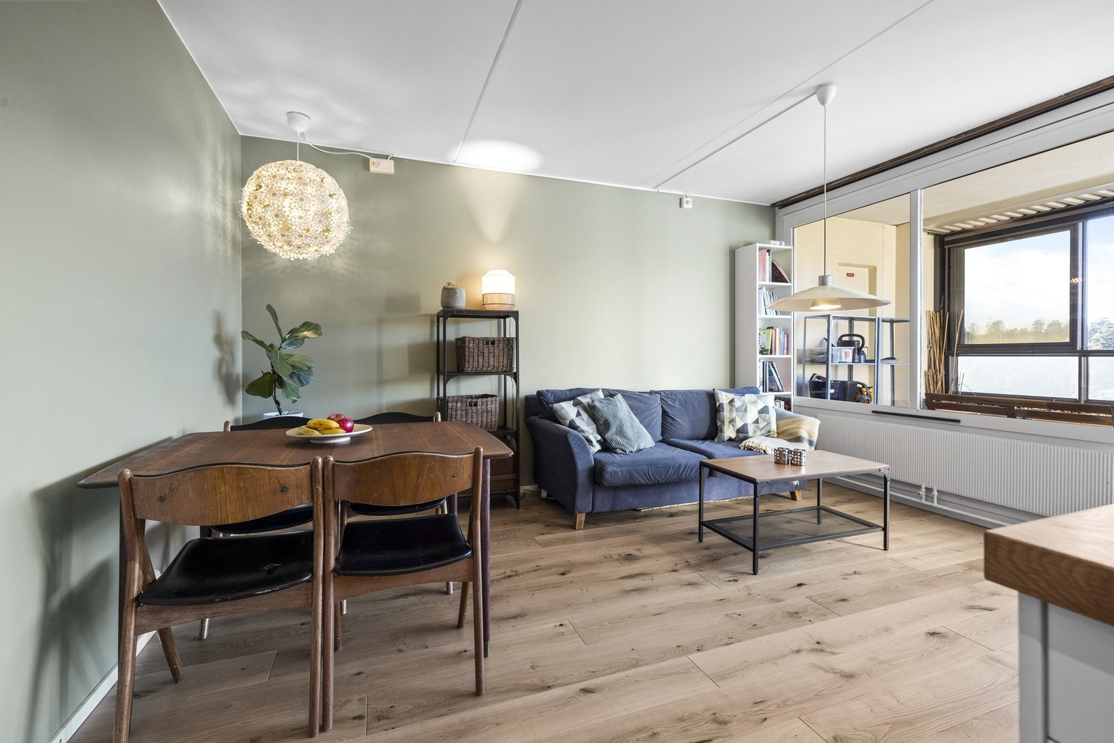 God planløsning med naturlig plass til både sofa/TV, og spisebord. Galleribilde