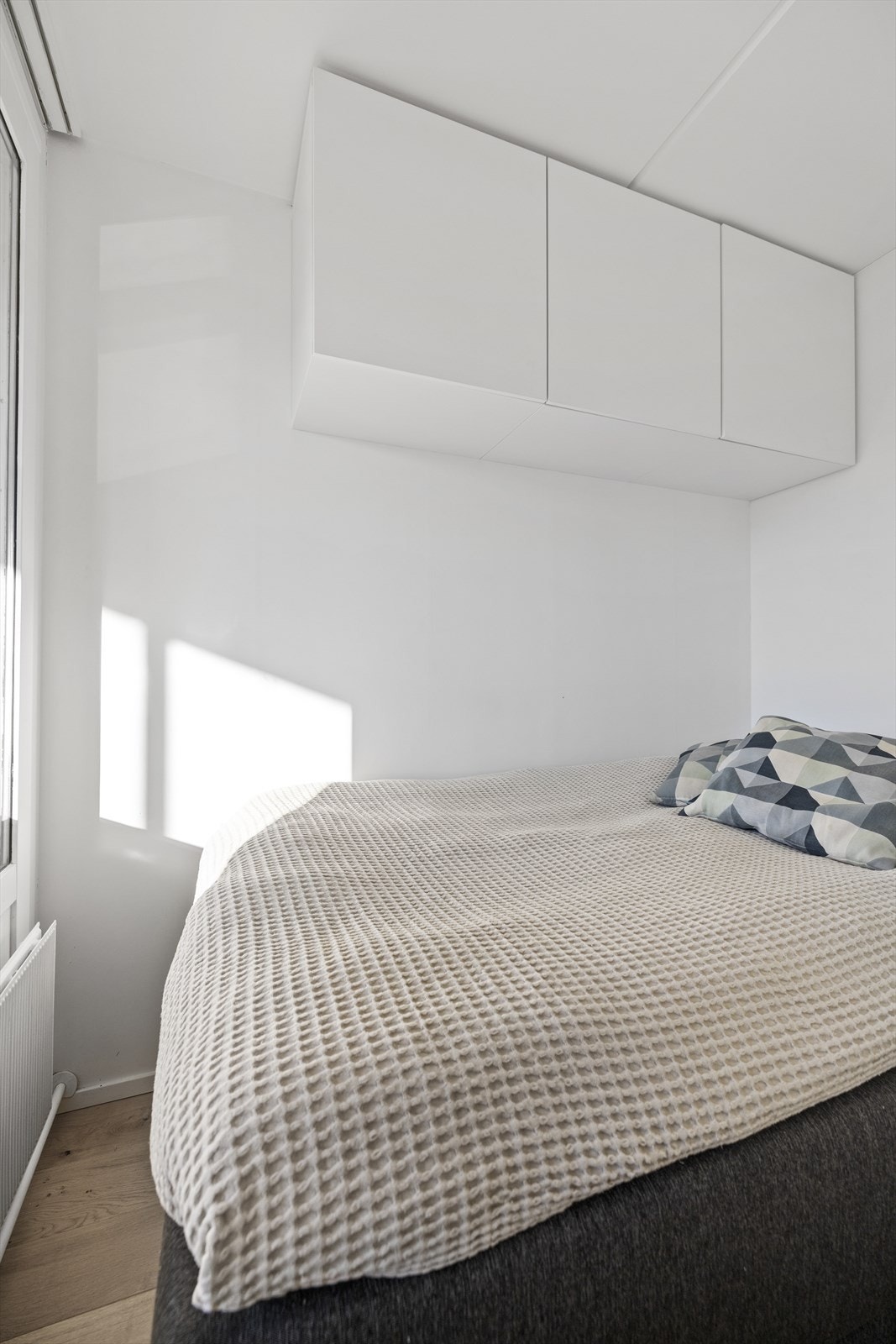 Praktisk sovealkove med plass til for eksempel enkeltseng og nattbord eller dobbeltseng. Galleribilde