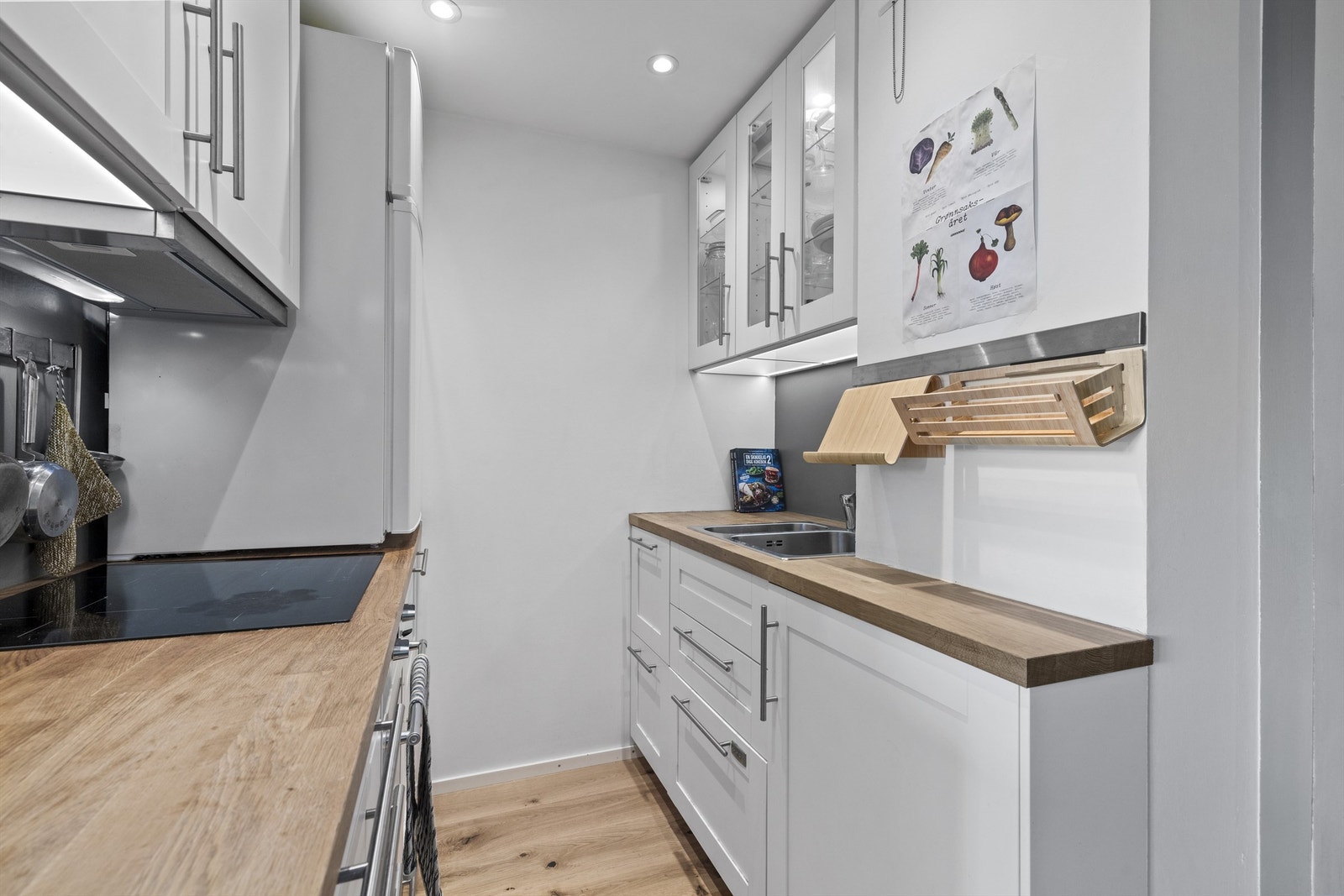 Kjøkkenet er utstyrt med stikkontakter og benkeskapsbelysning over benkeplate, og et frittstående kjøleskap meg fryser. Galleribilde