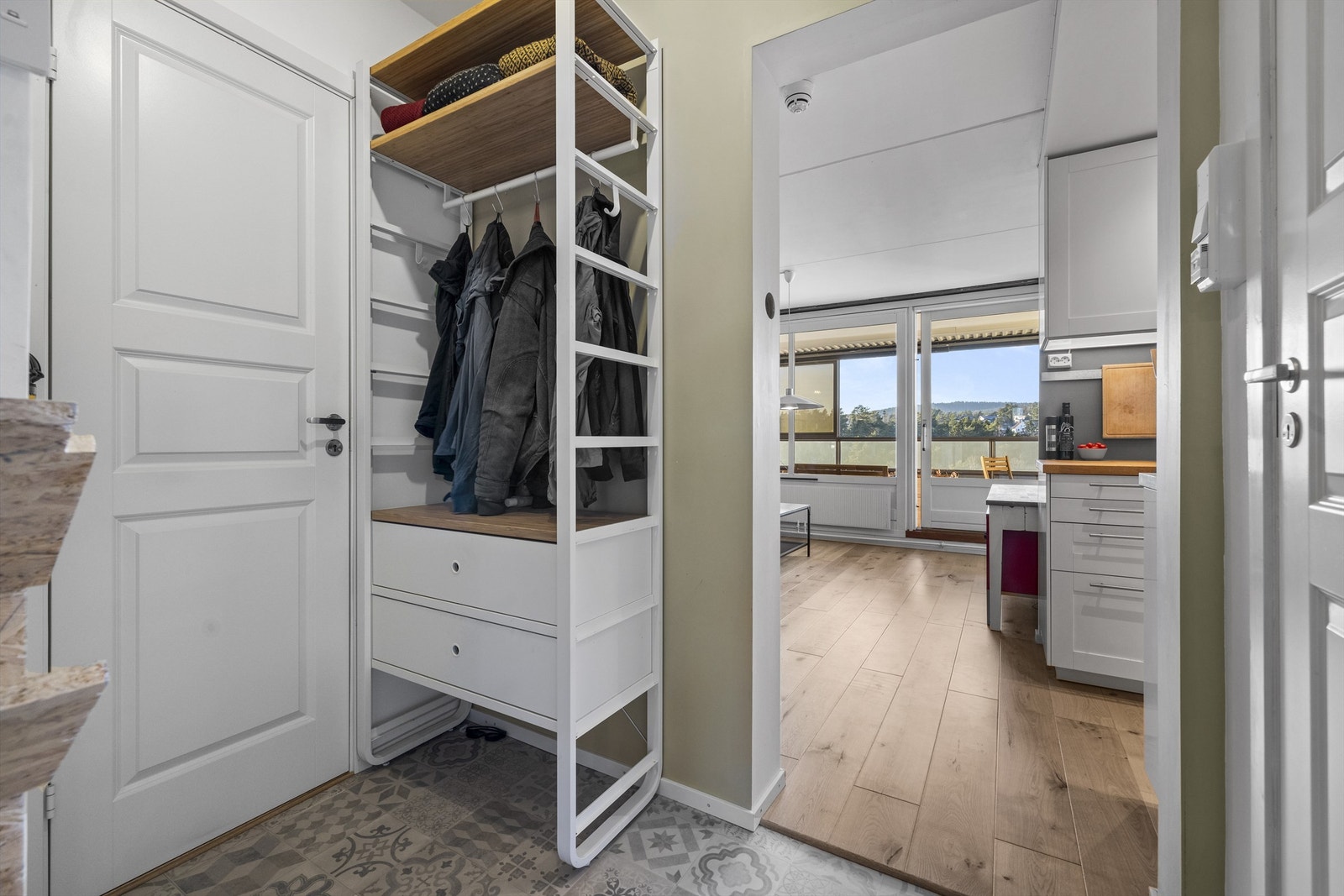 Entré med plass for oppheng av tøy og oppbevaring av sko. Galleribilde