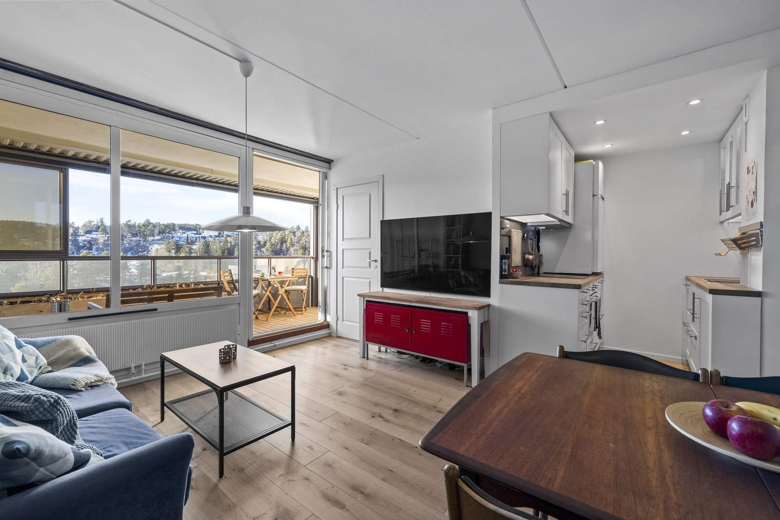 Åpen stue-/kjøkkenløsning sørger for et sosialt oppholdsrom. Galleribilde