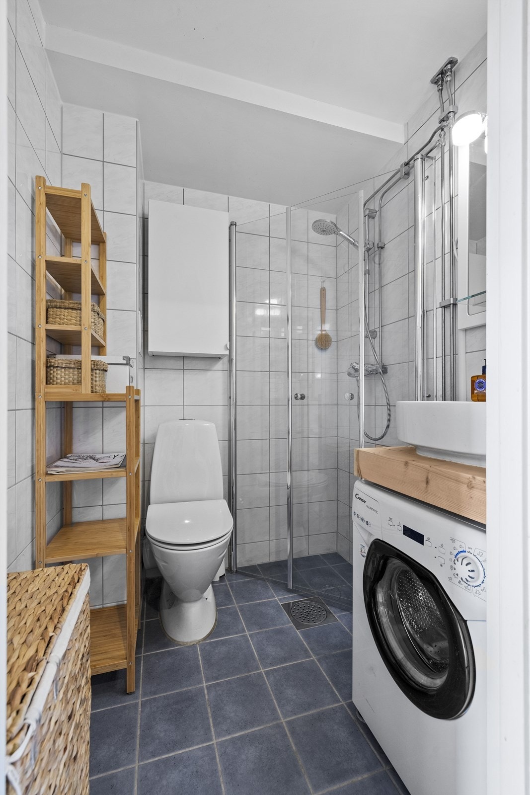 Lyst og flislagt bad med varmekabler som ble pusset opp i regi av borettslaget i 2009. Galleribilde