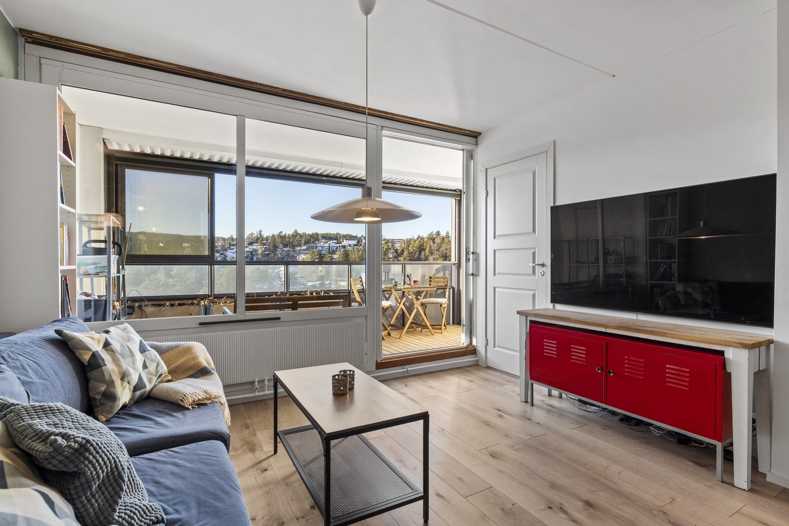 Felleskostnadene er kr 3 964,- pr. mnd. og inkluderer: Varmtvann, fyring, kabel-tv, internett med mer. Galleribilde