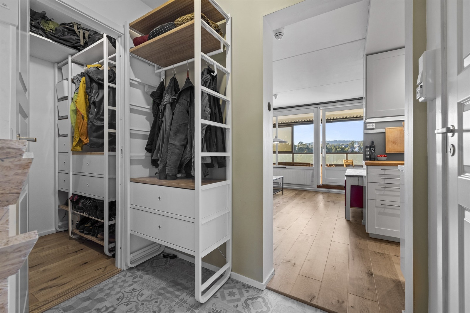 Adkomst til praktisk innvendig bod med plass for diverse. Galleribilde