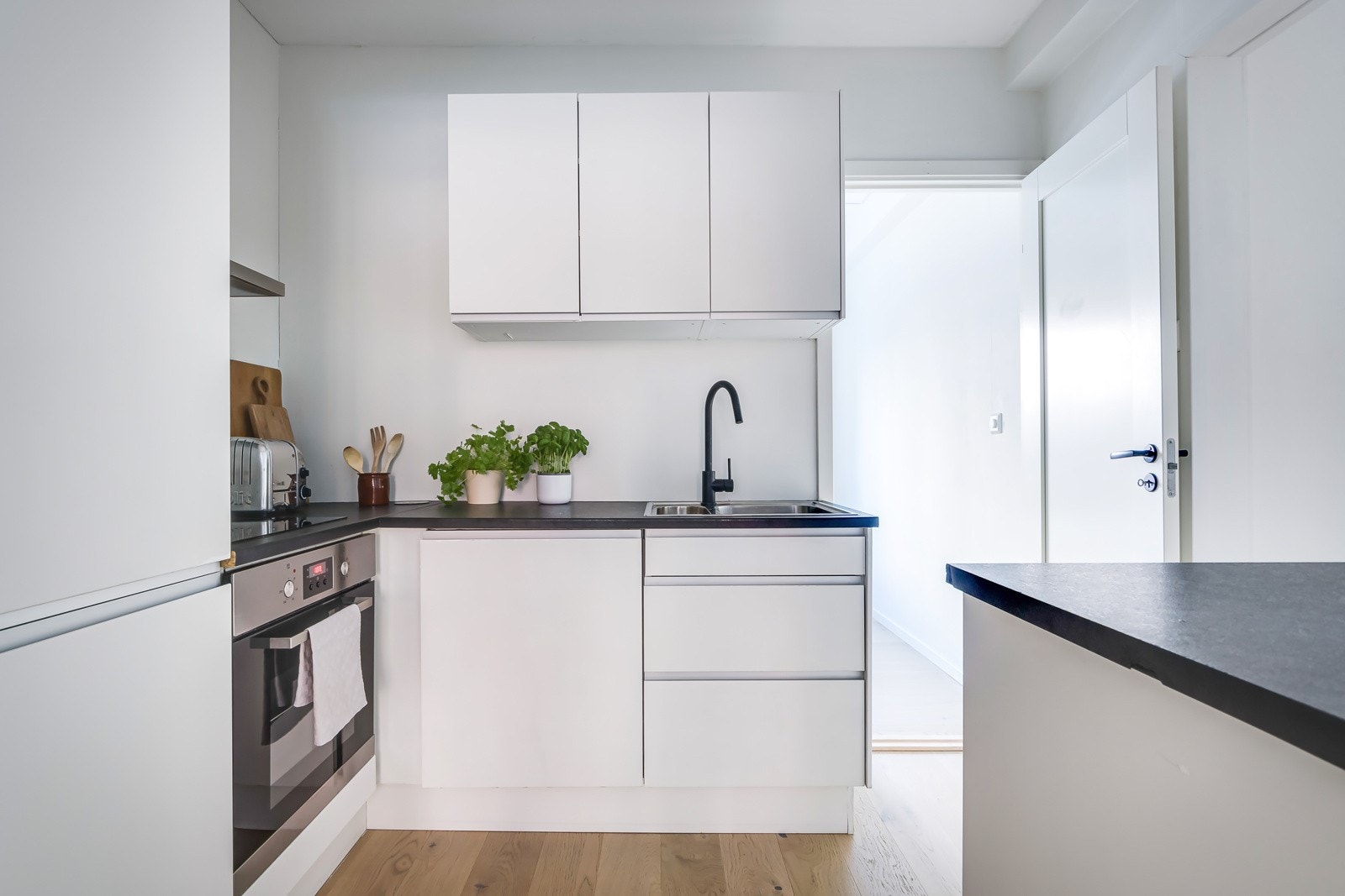 Leiligheten har et praktisk og tidløst kjøkken som er i direkte tilknytting til stuen. Galleribilde