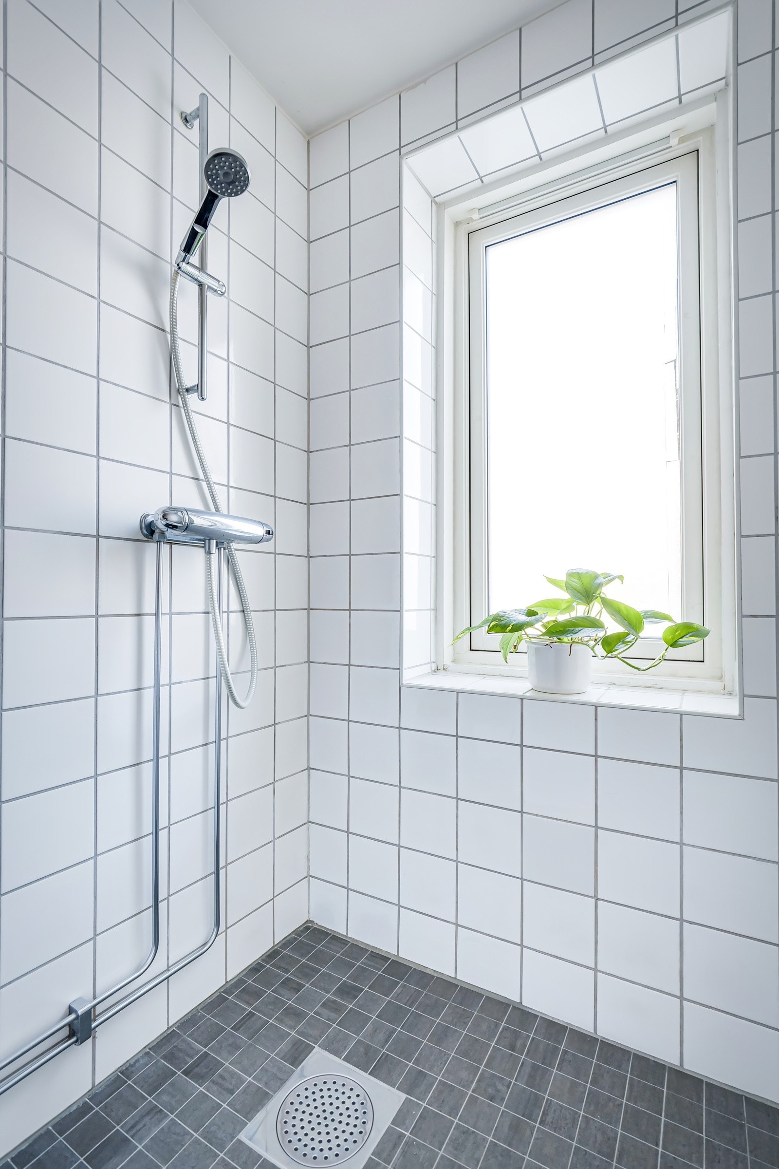 Et ekstra pluss er vinduet, som slipper inn deilig dagslys og gir gode luftemuligheter. Galleribilde