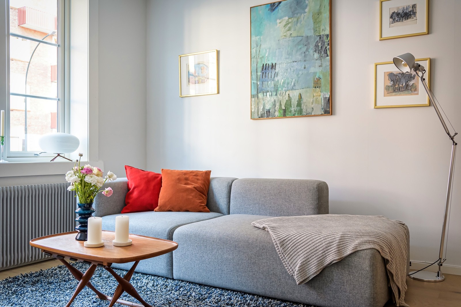 Radiatorer knyttet til fjernvarme med både oppvarming og varmtvann og kabel-tv/internett inkludert i de månedlige felleskostnadene. Galleribilde