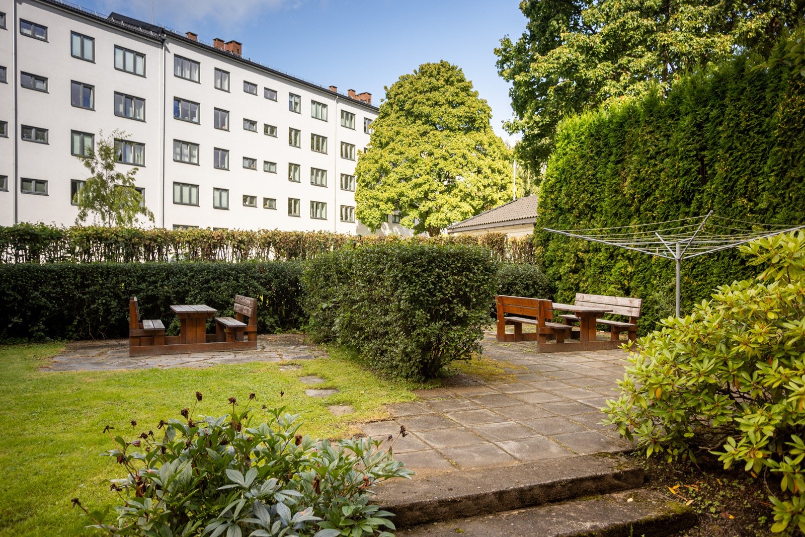 Veldig hyggelig fellestomt med flere sittegrupper og grillmuligheter. En av fordelene med første etasje er at du har kort vei ut til hagen! Galleribilde