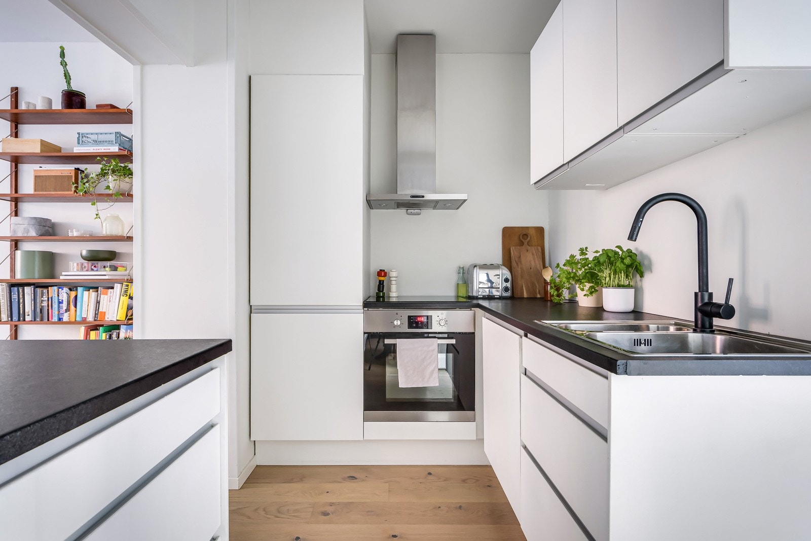 Kjøkkeninnredningen er ny i 2022 med hvite glatte fronter og mørk laminat benkeplate. Galleribilde