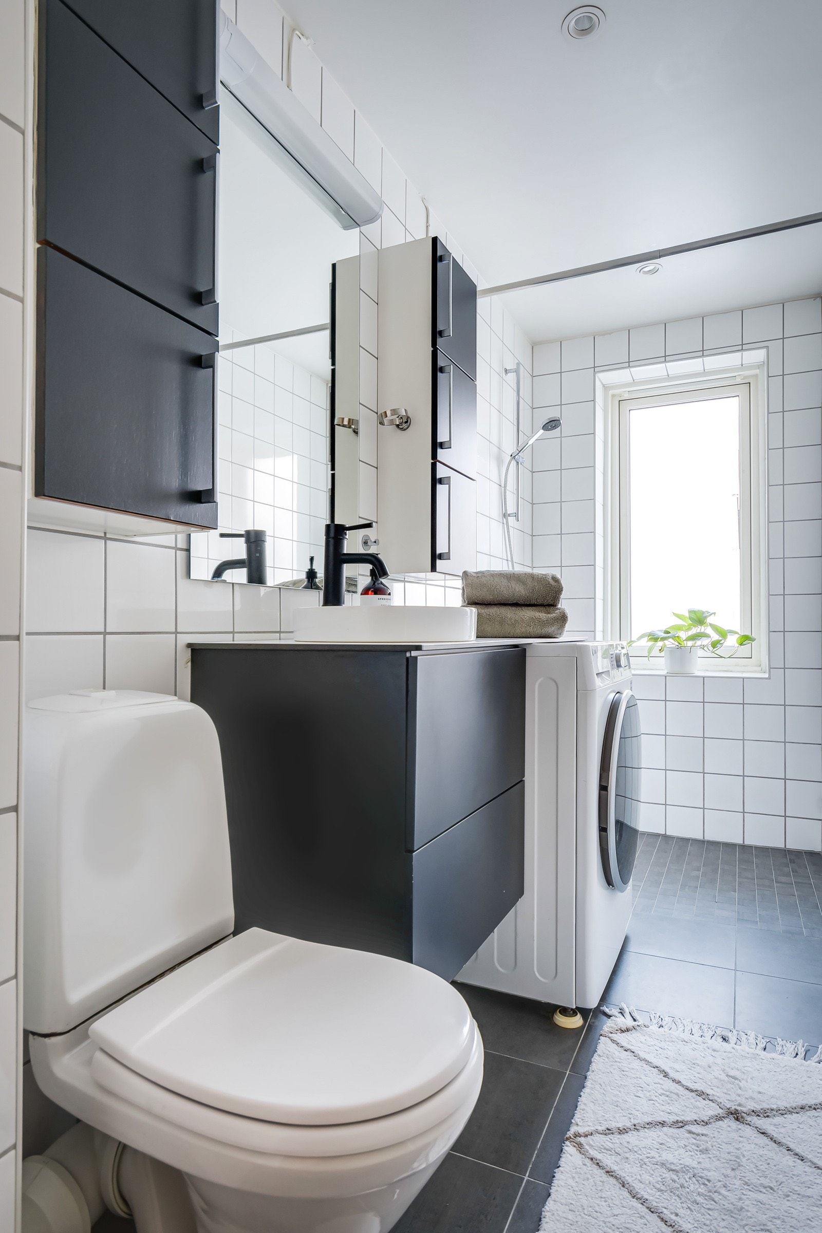 Tidløst flislagt baderom, oppusset i regi av borettslaget i 2006. Galleribilde