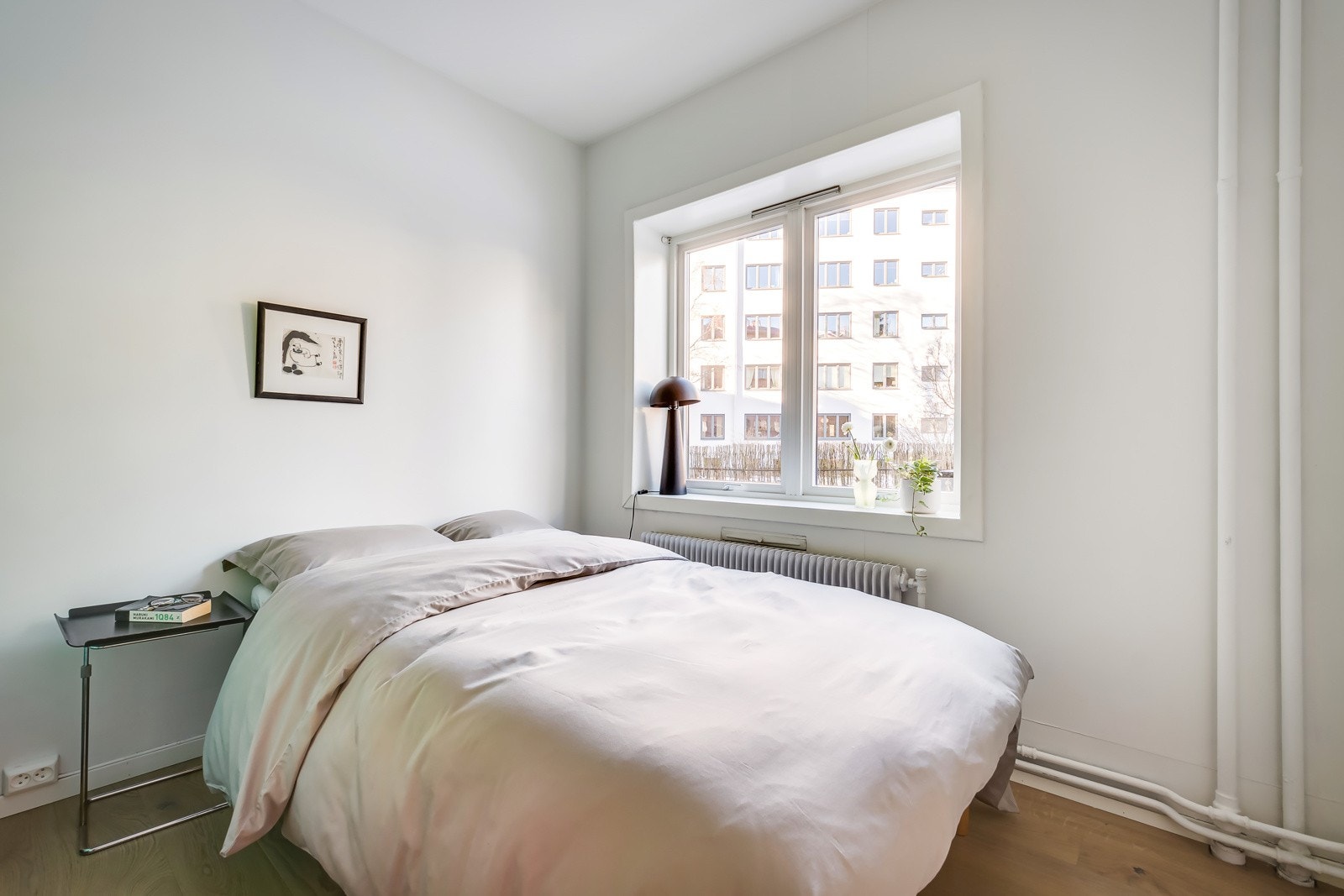 Vinduer på begge soverom vender ut mot rolige og hyggelige fellesarealer og er fra 2015 (byttet ut i regi av borettslaget). Galleribilde