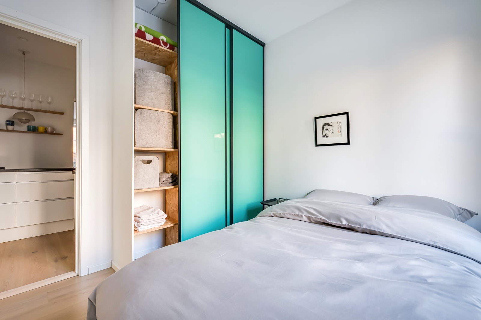 2 lyse og fine soverom på omtrent 7,5 og 7,3 m². Praktisk, takhøy skyvedørsgarderobe med gode lagringsmuligheter på soverom 1. Skyvedørene på soverom 1 kan vendes til speil med sorte spiler. Galleribilde