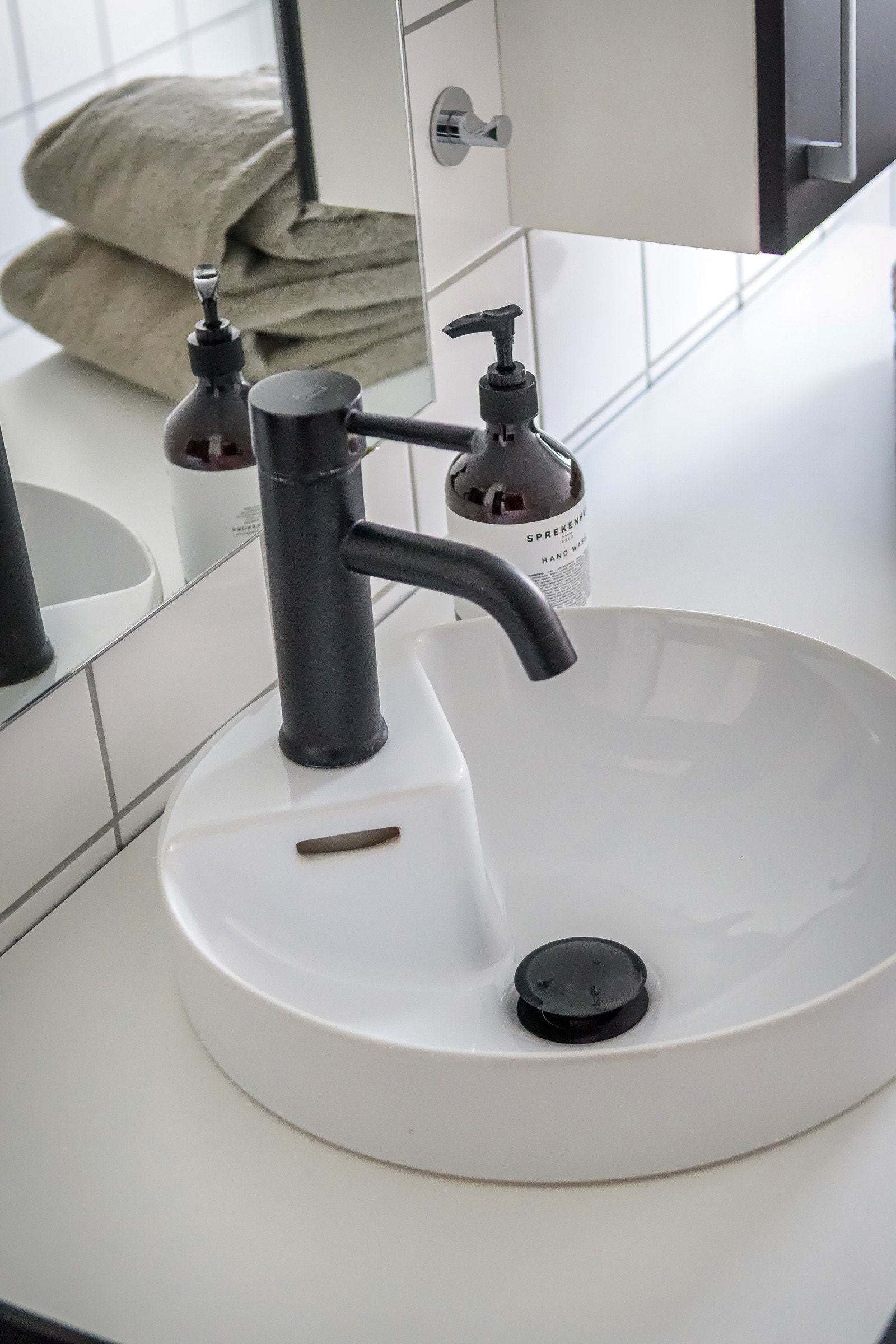 Det er også plass og opplegg for vaskemaskin med tørketrommel over om ønskelig. Vaskemaskinen som står på baderommet medfølger salget. Galleribilde