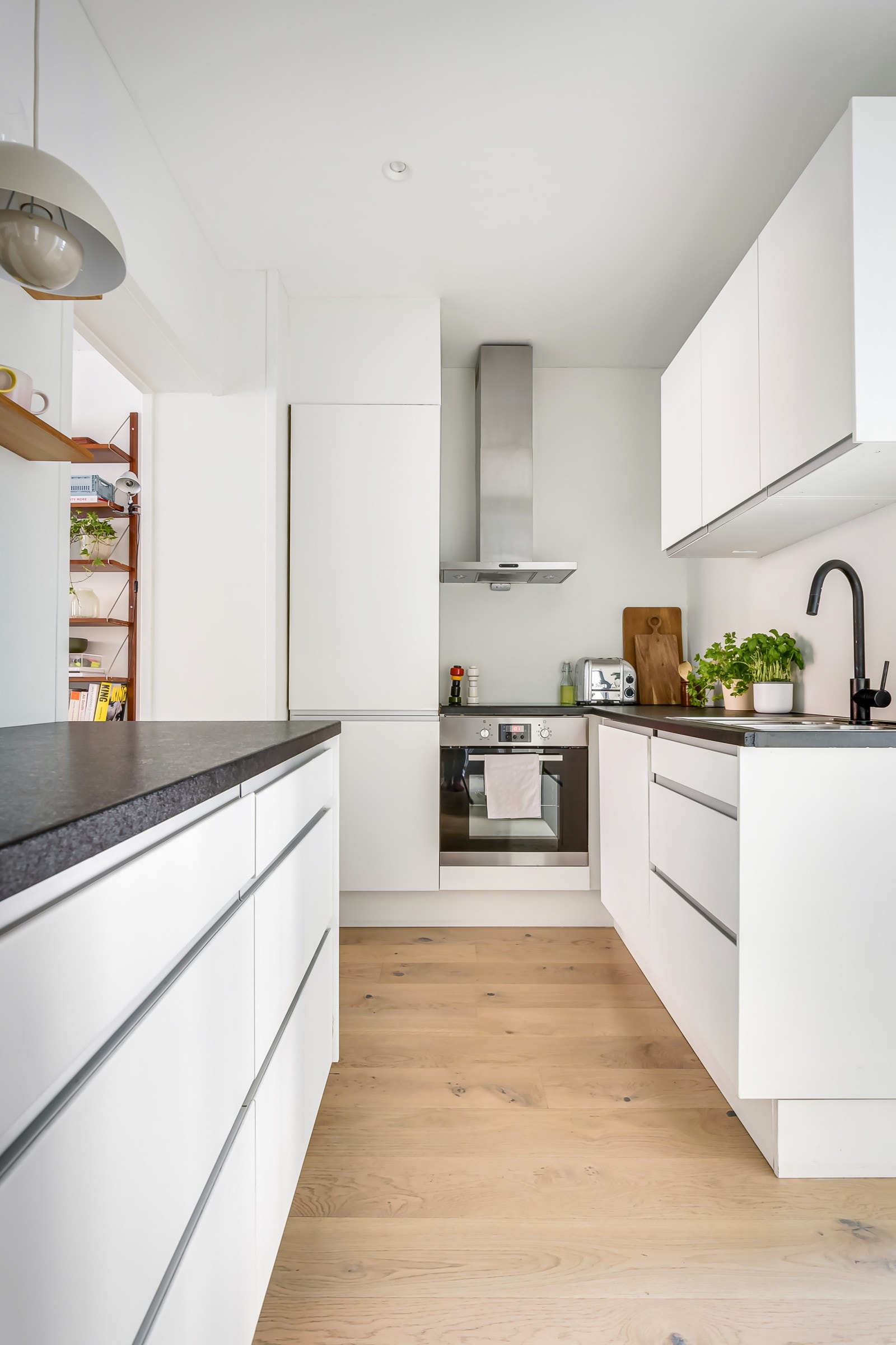 Kjøkkenet er utstyrt med medfølgende integrert hvitevarer som induksjonstopp, stekeovn, oppvaskmaskin og kjøleskap med fryserdel samt kullfiltervifte. Galleribilde