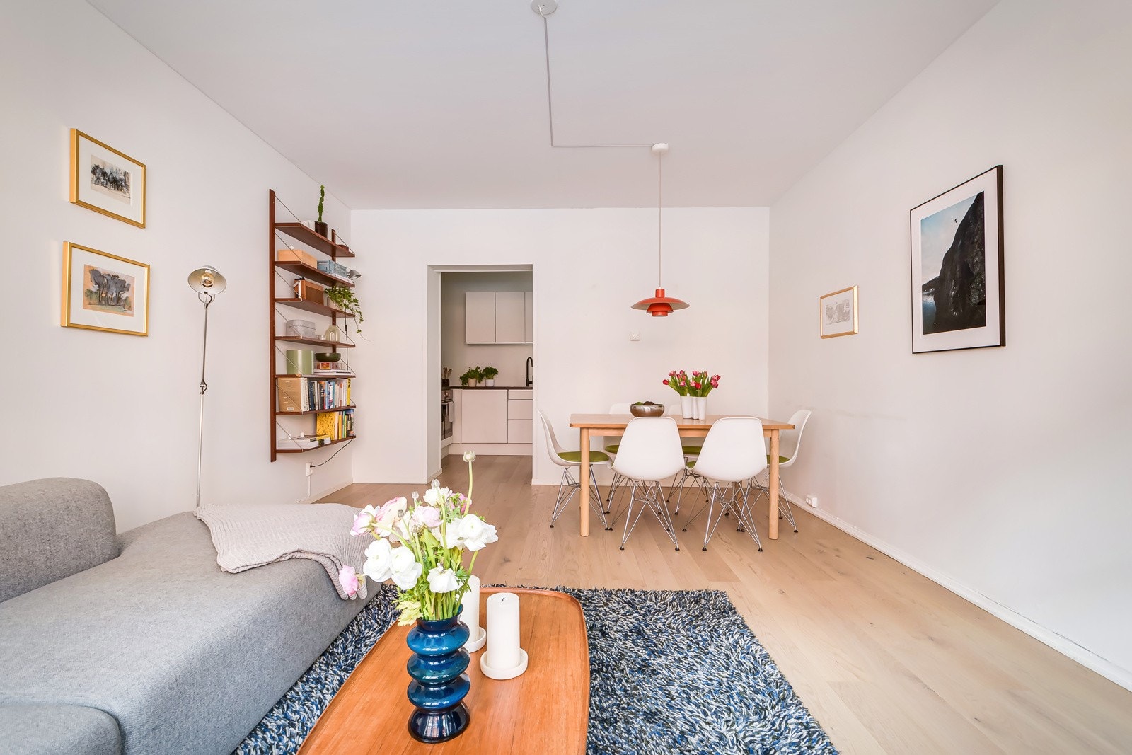 Stuen er romslig med god plass til både sofagruppe med salongbord, mediemøblement og et spisebord. Galleribilde