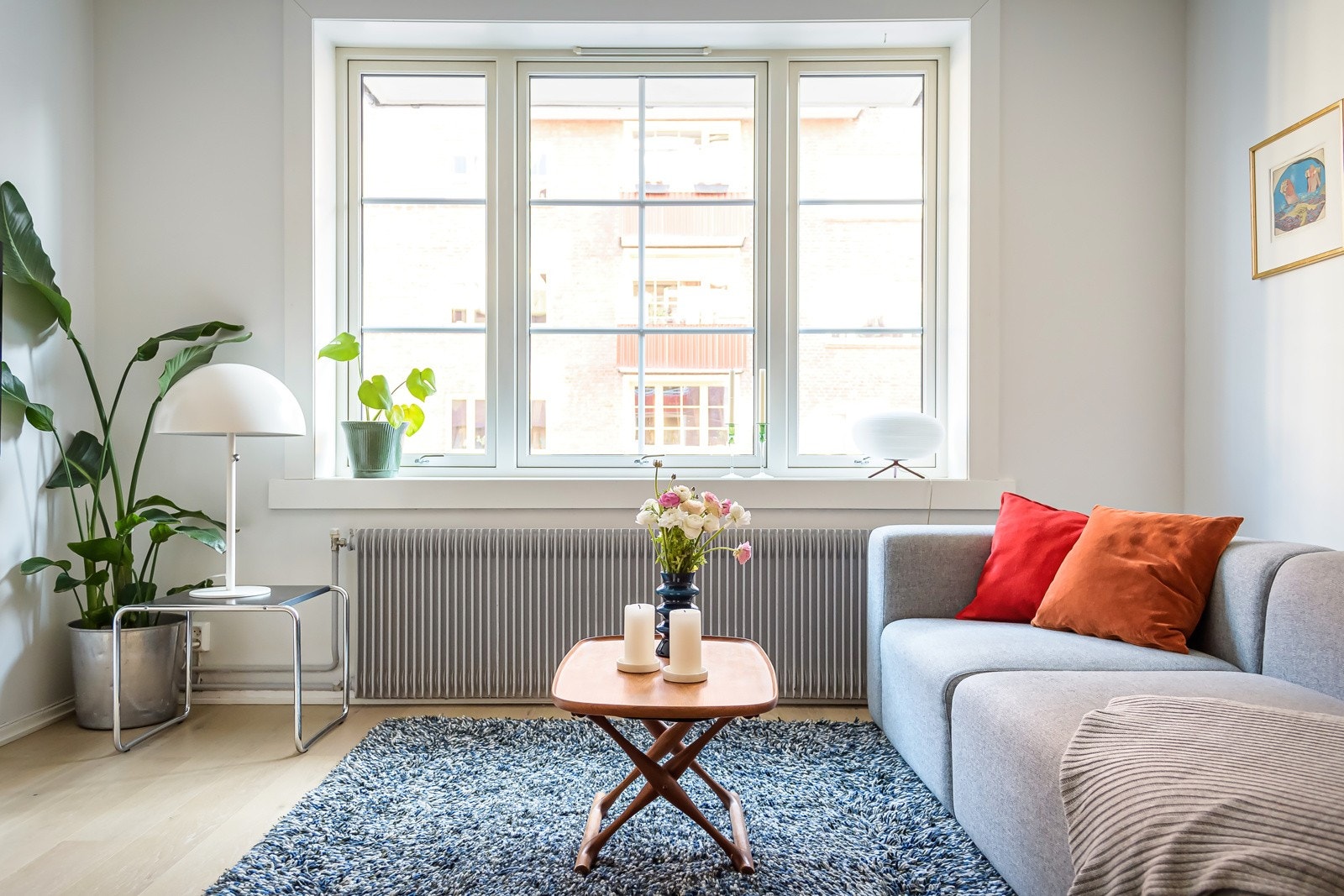 Den store vindusflaten slipper inn rikelig med naturlig lys og gir hele rommet ekstra god atmosfære. Alle vinduene i leiligheten var nye i 2015, og det er dype vinduskarmer som er perfekte for planter og dekor. Galleribilde