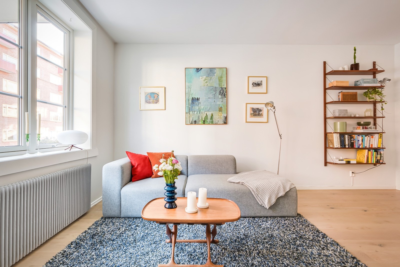 Gaten utenfor er trafikkstille og rolig og det er fin beplantning rett utenfor stuevinduet. Galleribilde