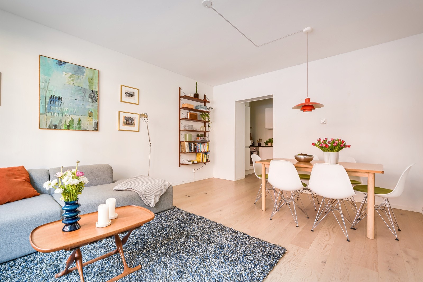 God standard med pent parkettgulv og glatte lysmalte overflater. Galleribilde