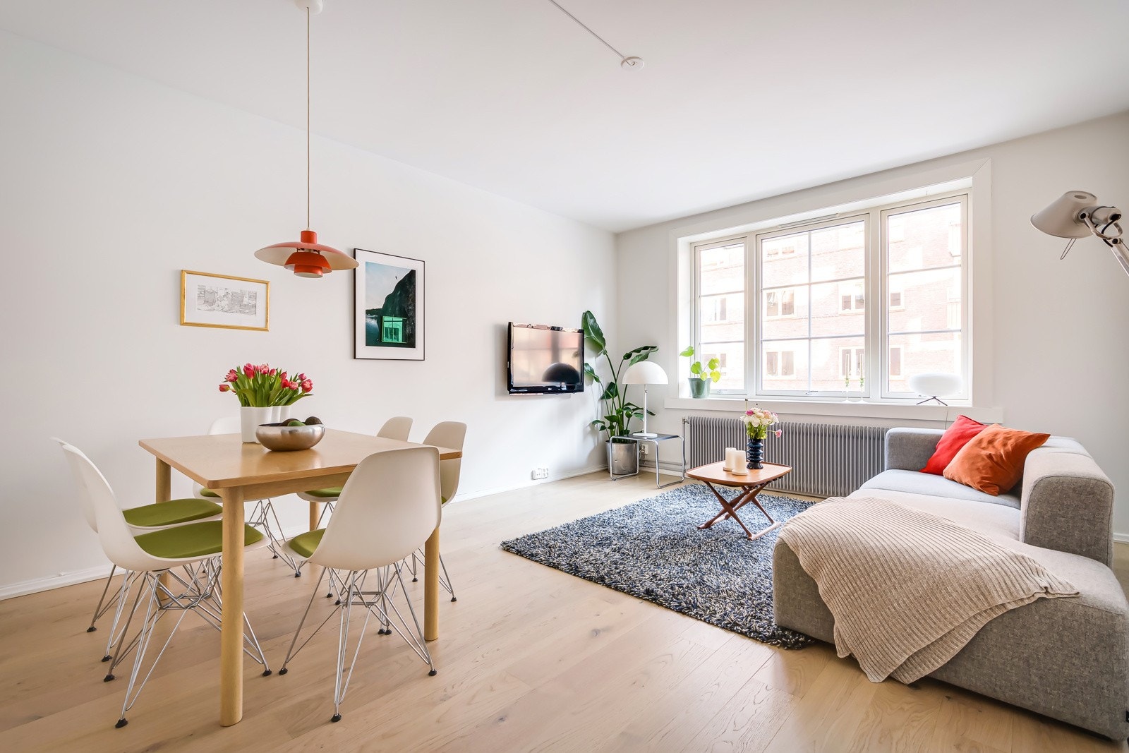 Lysinnslippet sammen med den gode takhøyden på ca. 2,6 meter bidrar til en god og luftig romfølelse. Galleribilde