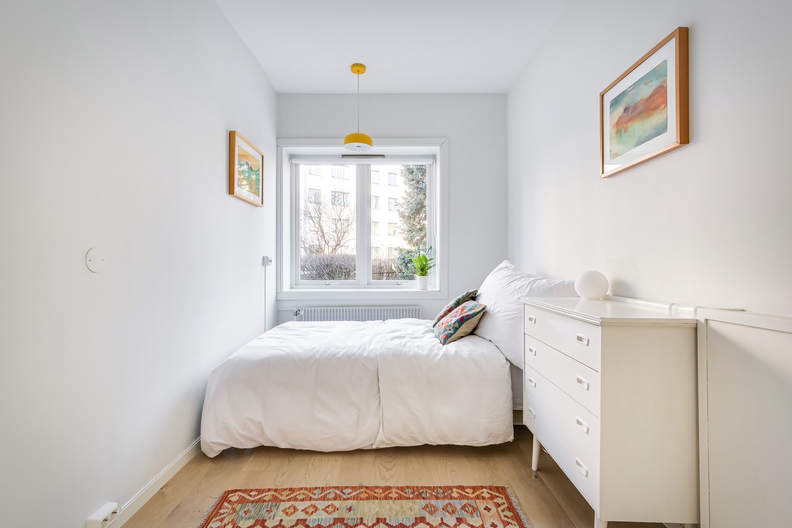 På begge soverom er det plass til dobbeltseng med tilhørende nattbord, kontorpult og kommoder etter eget ønske og behov. Galleribilde