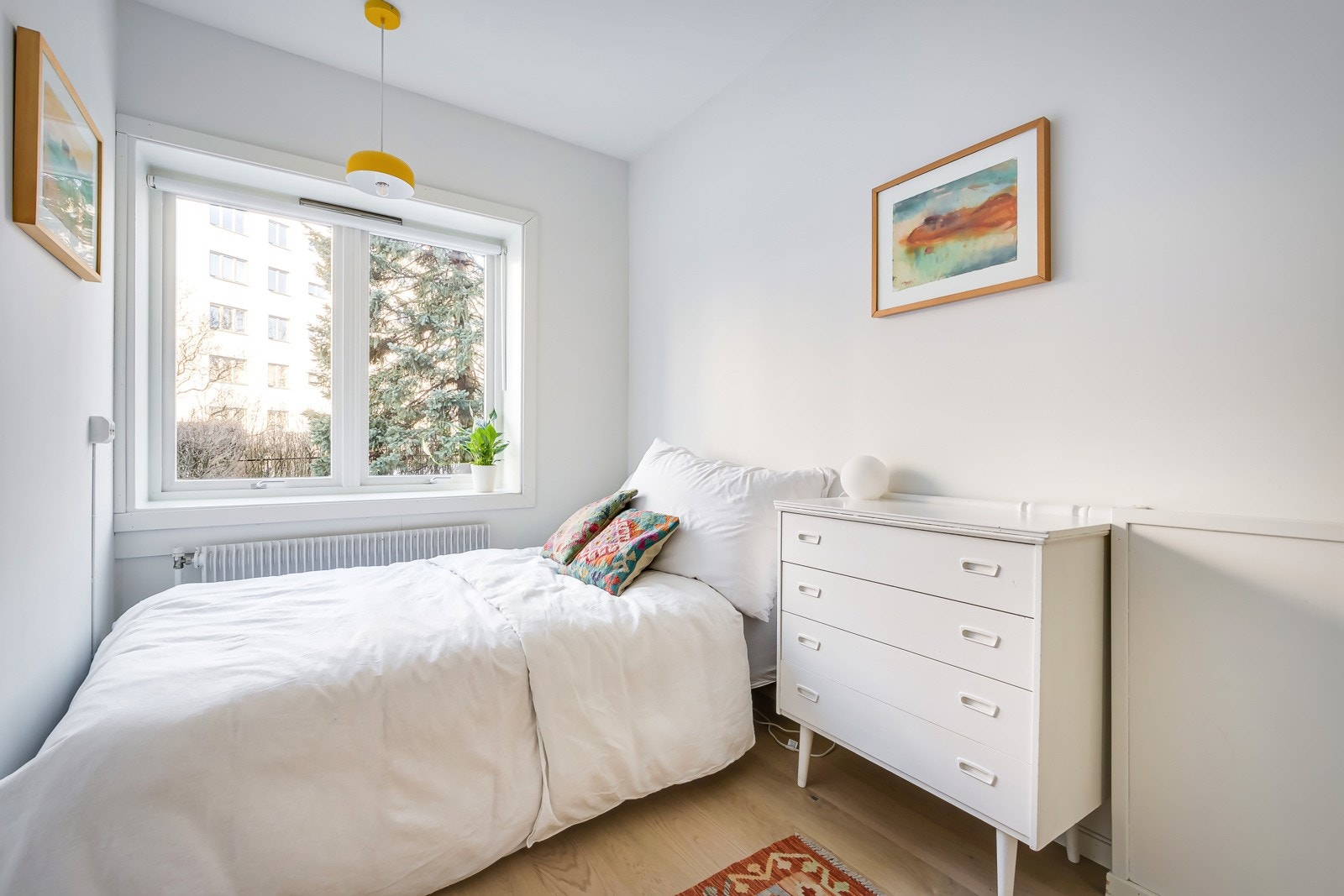 God standard med pent enstavs parkett på gulv og glatte lysmalte overflater også på soverommene. Galleribilde