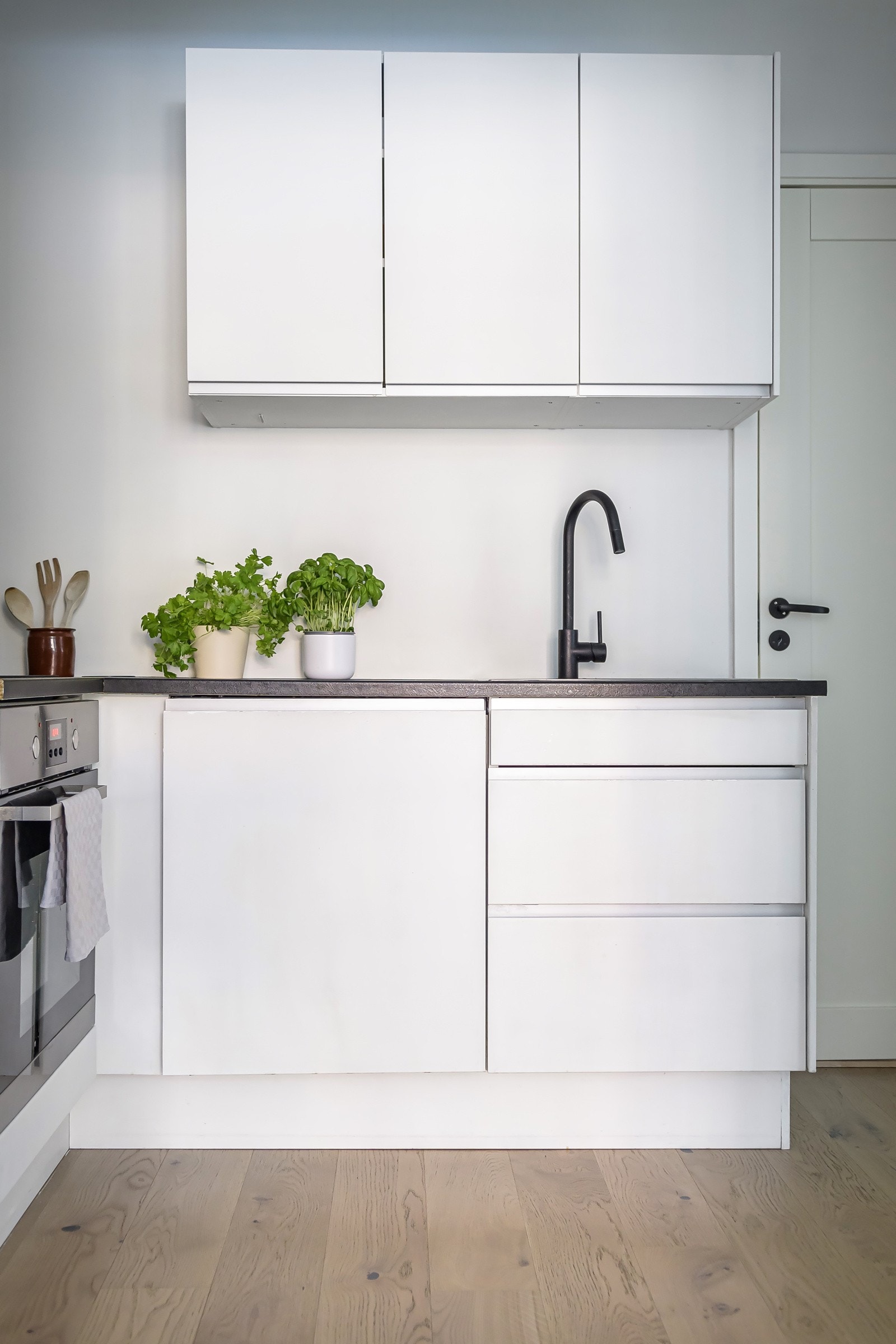 God standard med lysmalte, glatte overflater også i dette rommet. Galleribilde