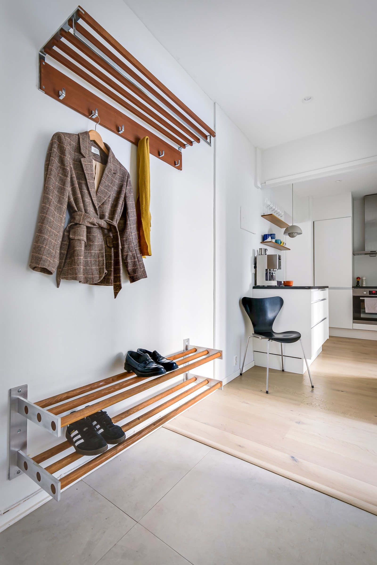 Plass til å sette fra deg sko og henge fra deg yttertøy. Galleribilde