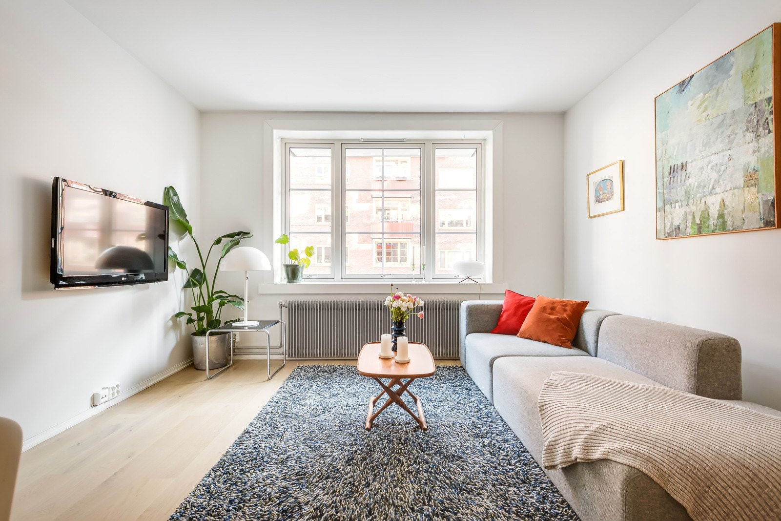 Stuen er det naturlige oppholdsrommet i leiligheten og er et stort og fantastisk flott rom. Galleribilde