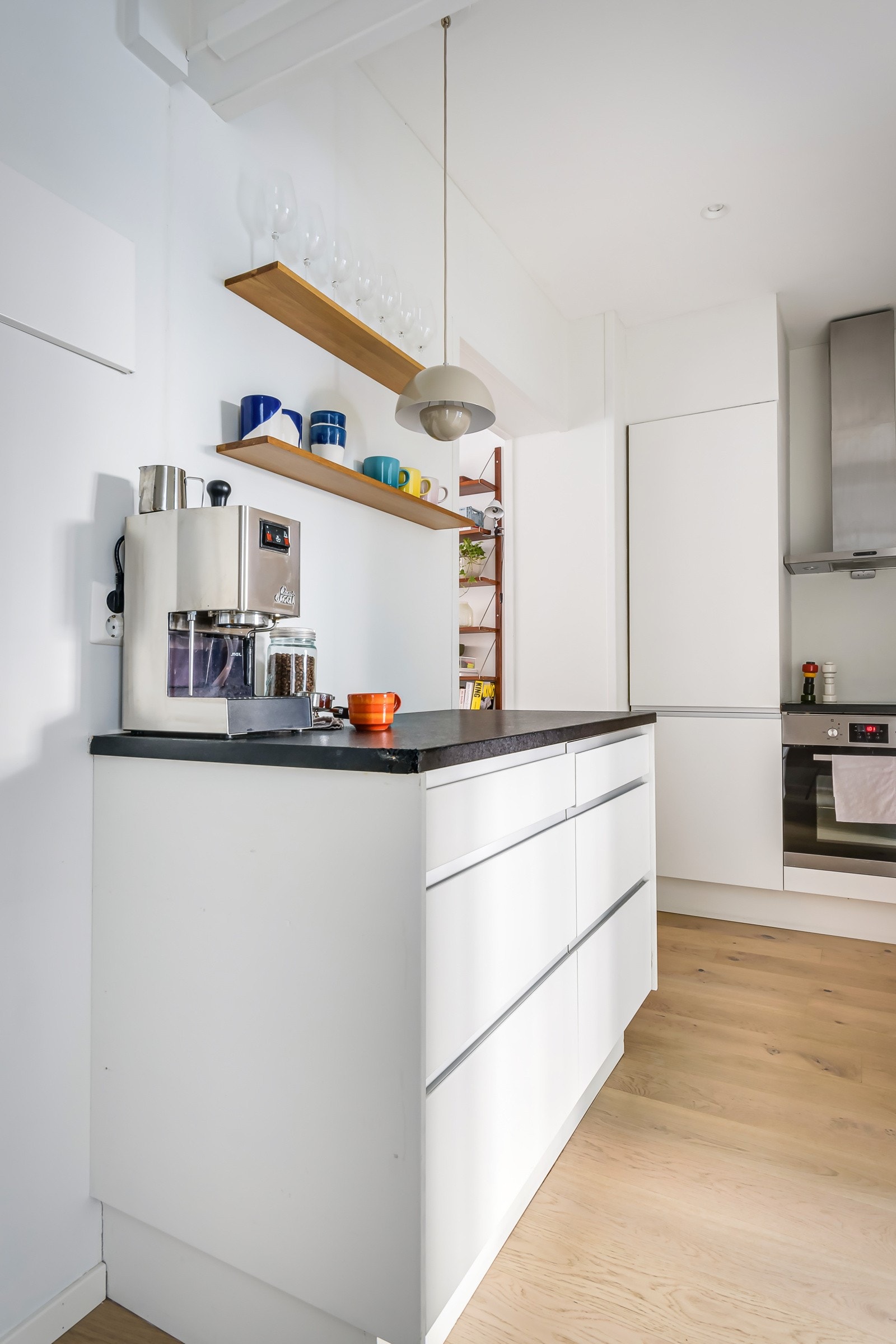 Både fint og praktisk med dekorative vegghyller på den ene veggen. Galleribilde