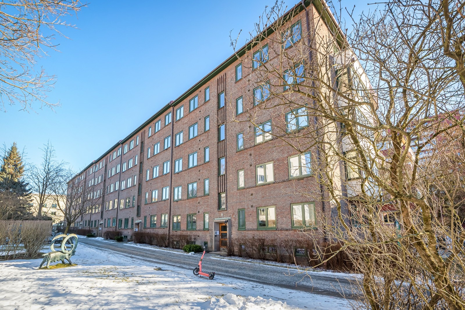 Beliggenheten midt på Sagene gir deg umiddelbar tilgang på en rekke flotte grøntområder, kaféer og et utbredt kollektivnettverk (her bor man kun noen få minutter unna busslinjene 34, 54, 20 og 37). Galleribilde