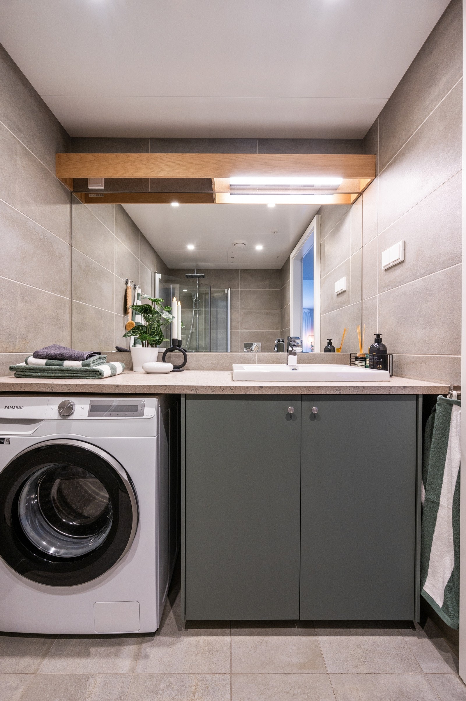 Pen baderomsinnrdning fra 2023 med heldekkende benkeplate, skap og servant. Galleribilde