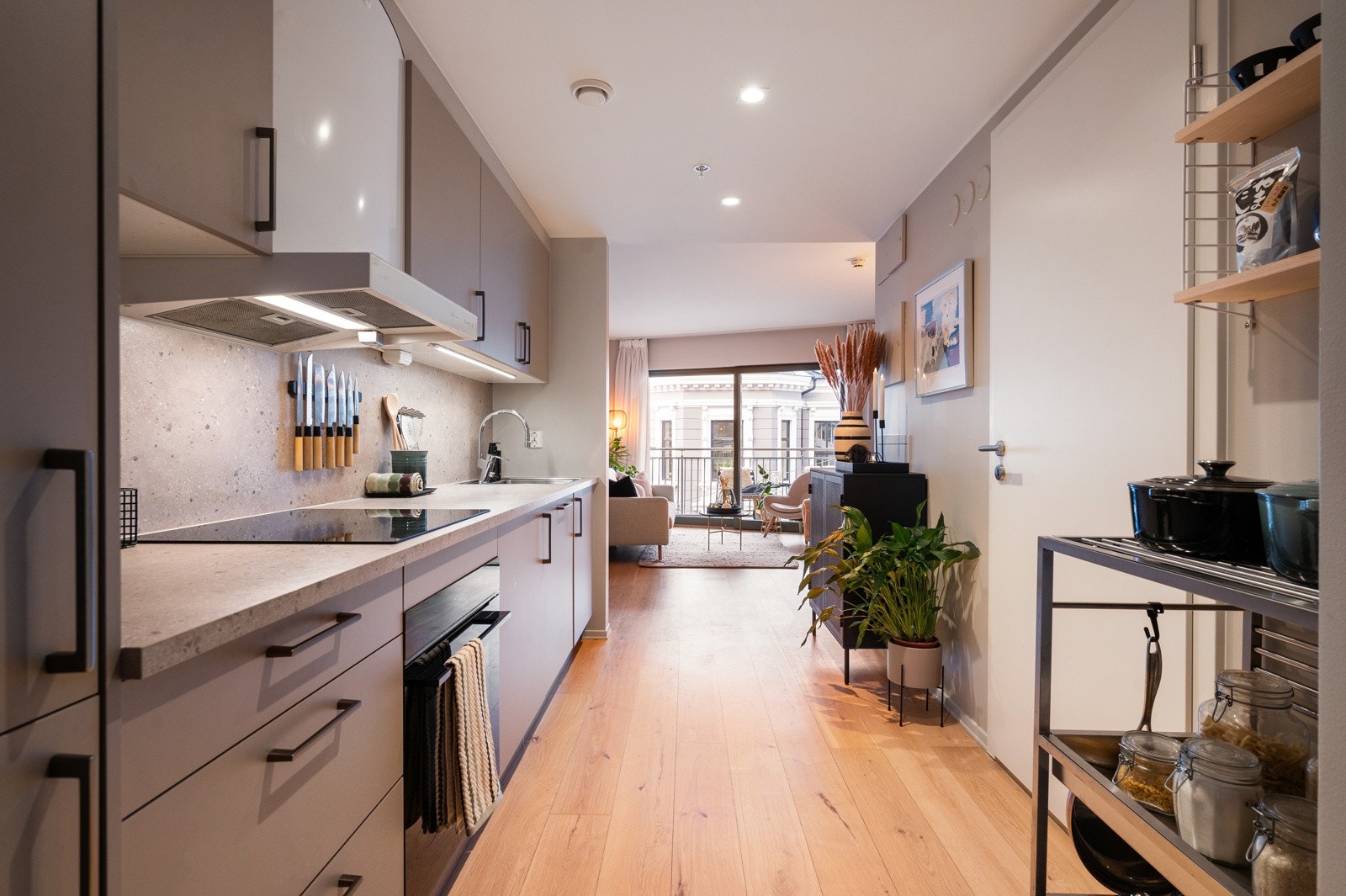 Lekkert kjøkken med nye fronter, benkeplate og kum i 2023. Galleribilde