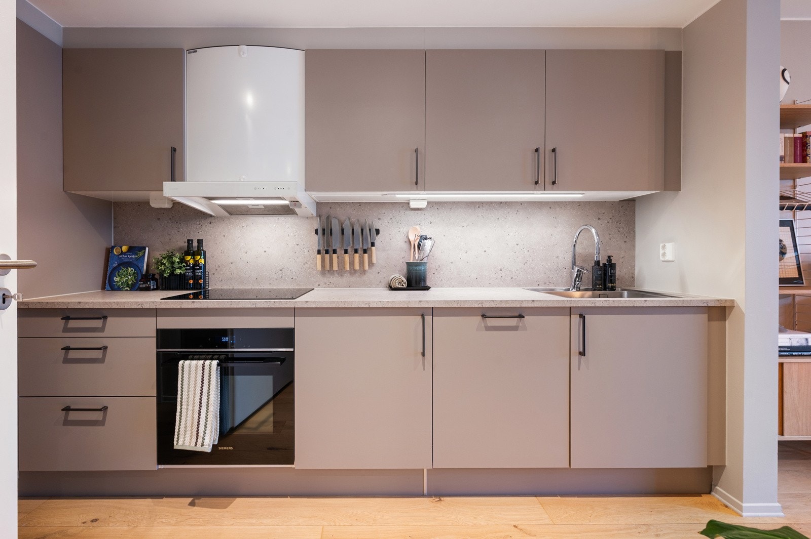Integrerte hvitevarer: påkostet stekeovn fra Siemens med airfryer og wifi med app, samt oppvaskmaskin, kjøle- og fryseskap. Galleribilde