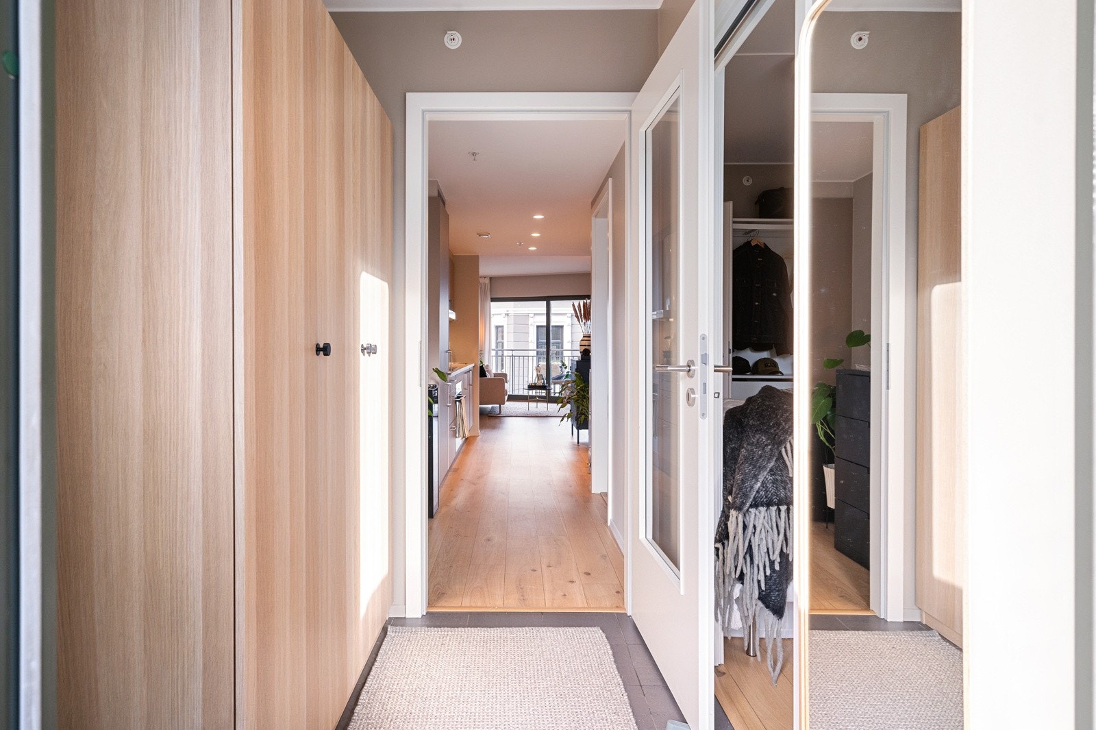 Entréen gir et godt førsteinntrykk av leiligheten og er innredet med stort garderobeskap. Galleribilde