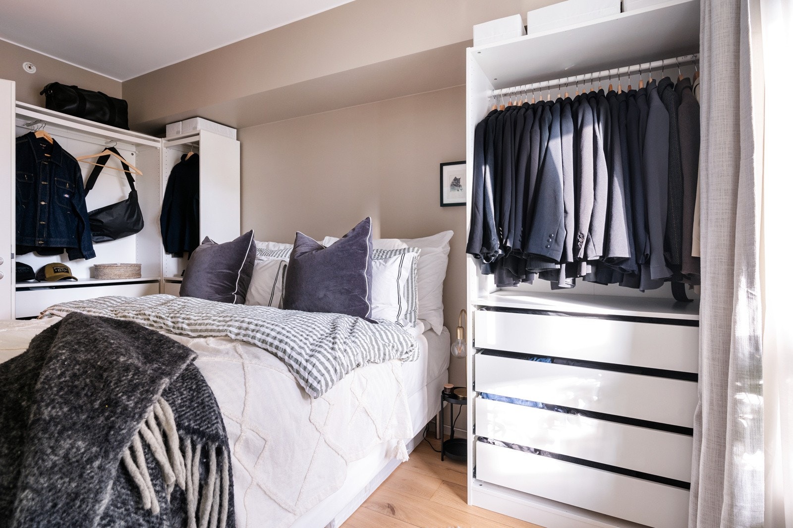 Soverommet er innredet med store garderobeskap som medfølger. Galleribilde