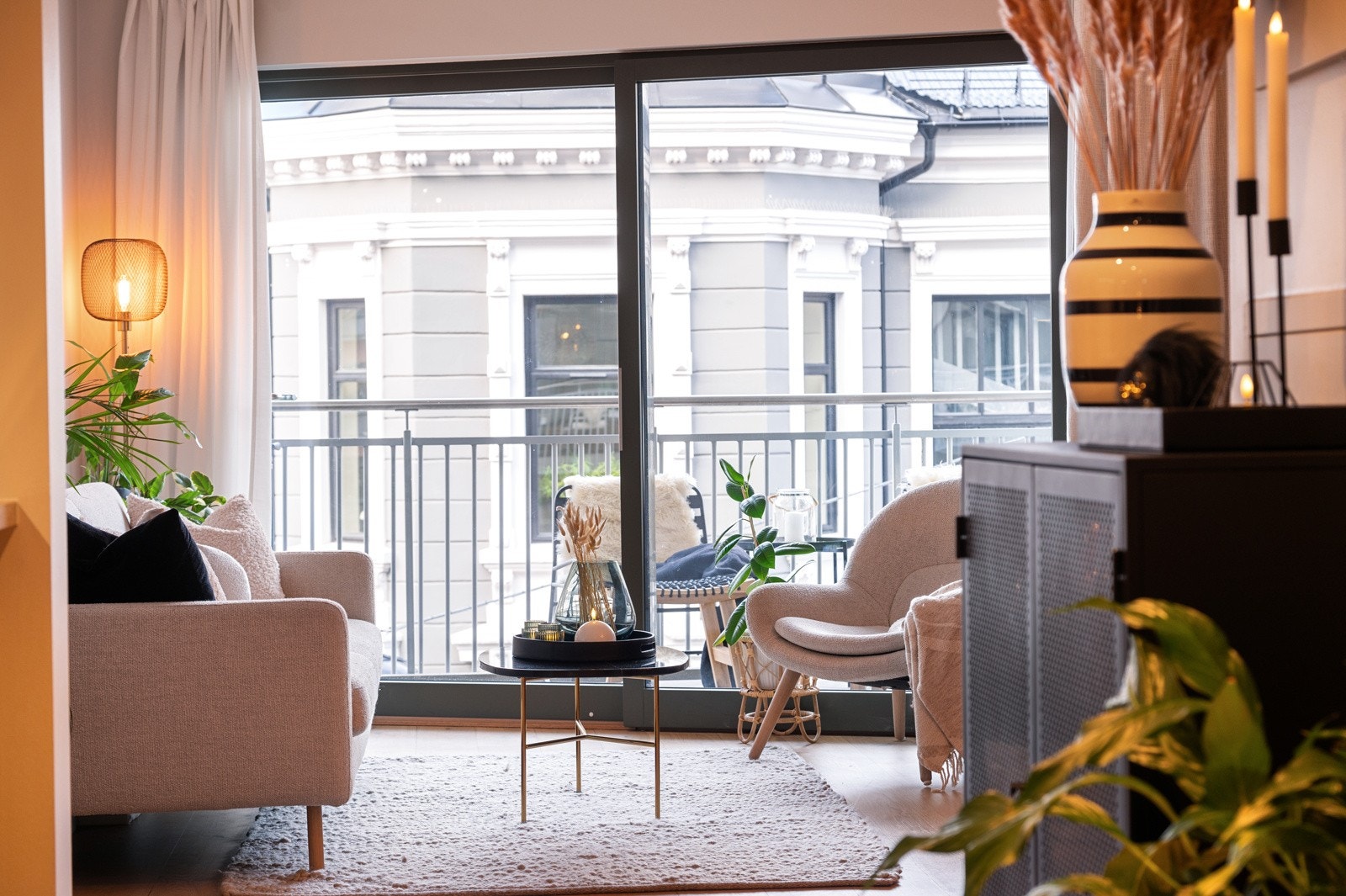 Leiligheten har videre utgang til en romslig balkong på 7.5 kvm som gir en herlig forlengelse av stuen. Galleribilde