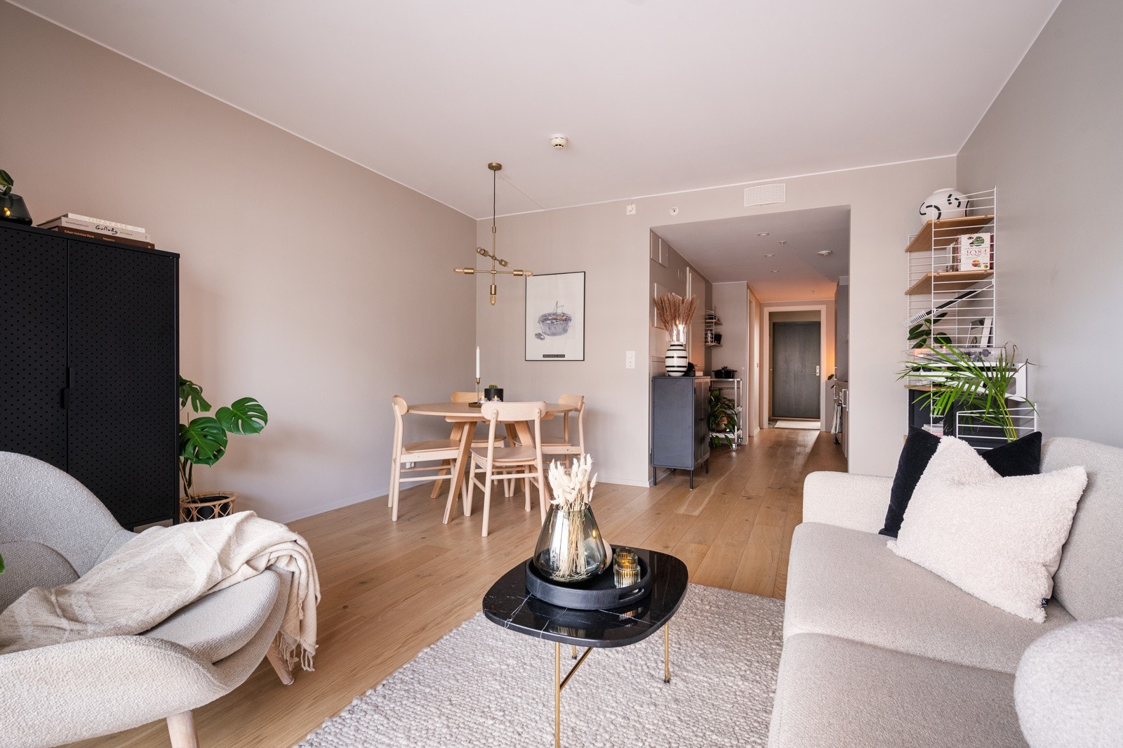 Gjennomgående pen én-stavs parkett som ble slipt og lakkert i 2023. Galleribilde