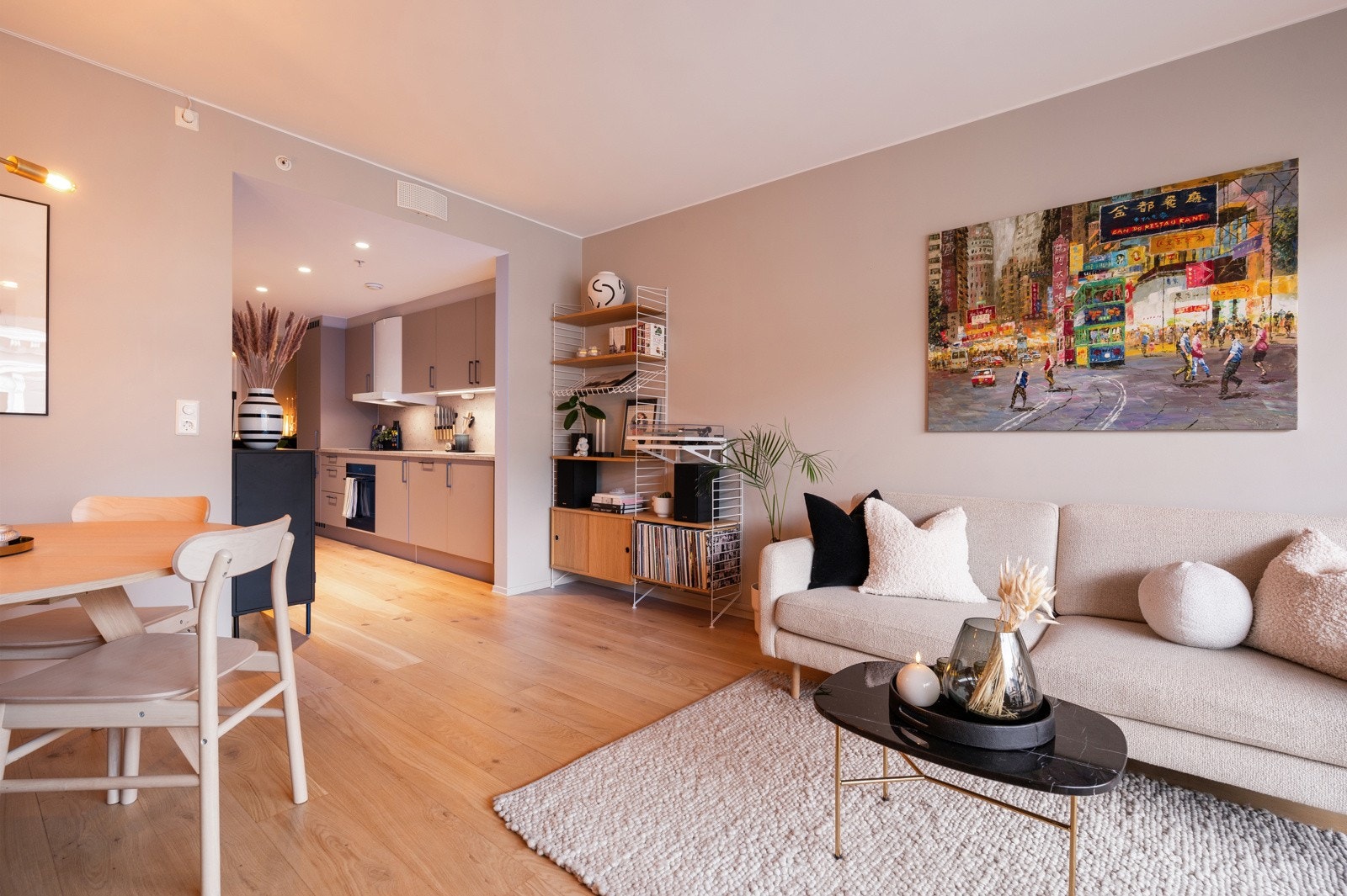 Leiligheten er oppvarmet med vannbåren gulvvarme via fjernvarme. Inkludert i felleskostnadene. Galleribilde