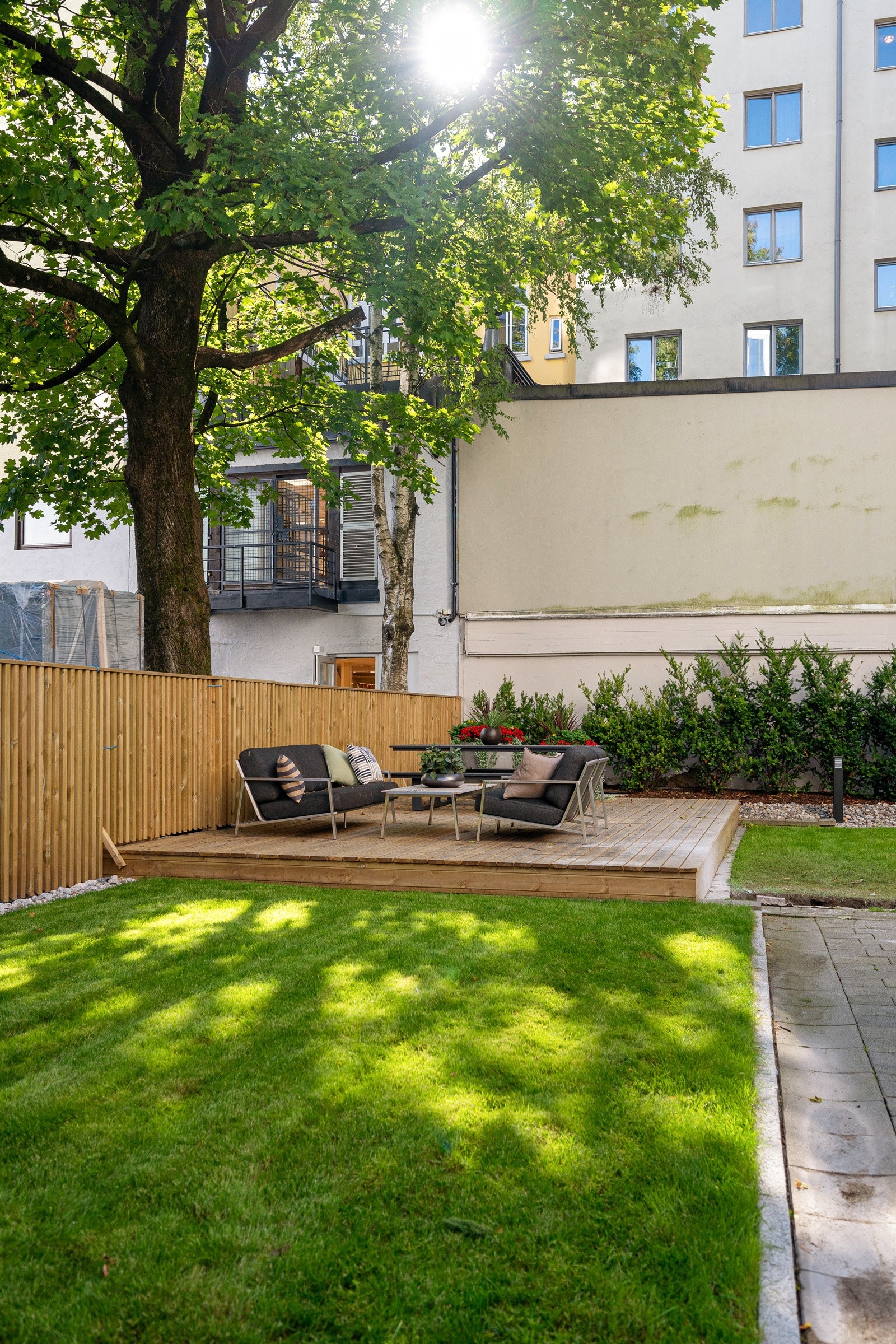 Hyggelig og frodig bakgård til felles bruk for beboere. Galleribilde