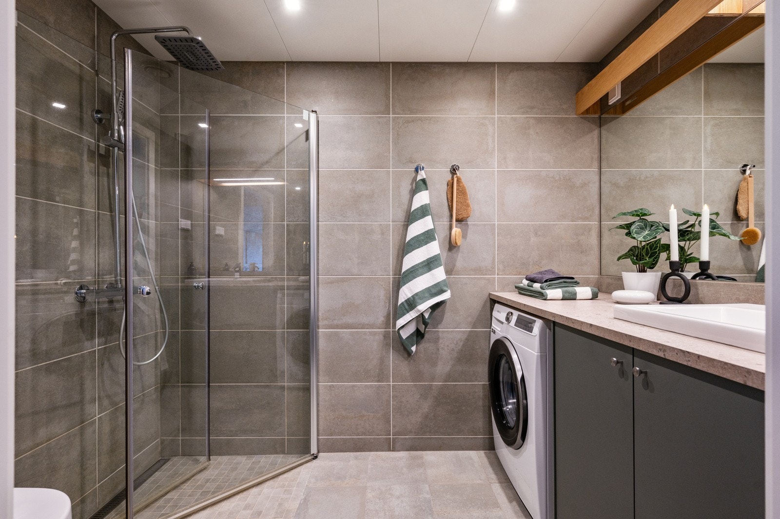 Lekkert flislagt bad av god størrelse med varmekabler i gulv og downlights i himling. Galleribilde