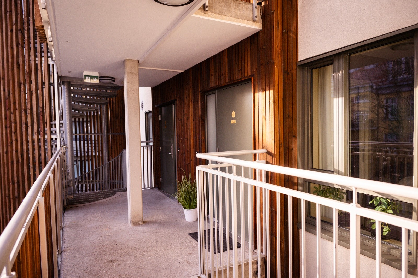 Leiligheten har en god plassering nesten på enden av bygget slik at det kun er én annen leilighet som går forbi. Galleribilde