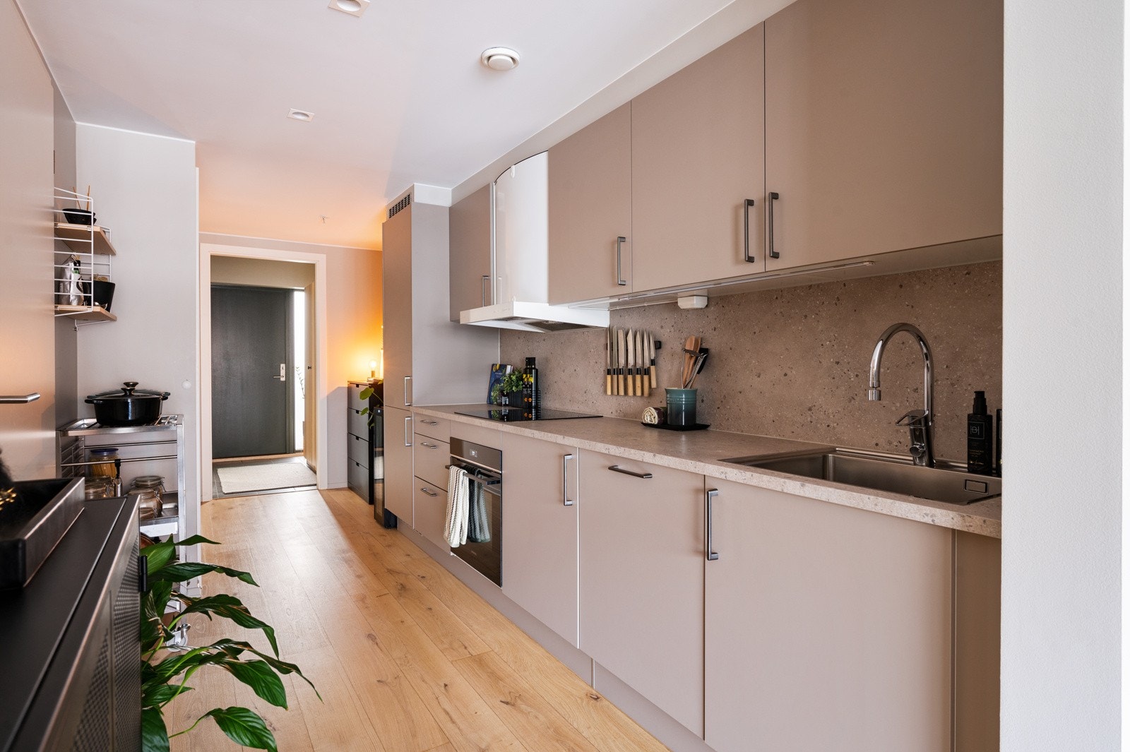 Kjøkkenet er godt utnyttet med mye skapplass. Galleribilde