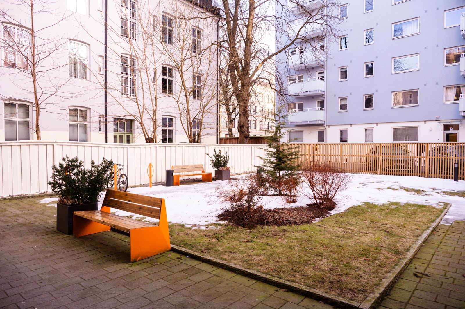 Lukket bakgård med felles sykkelparkering. Galleribilde