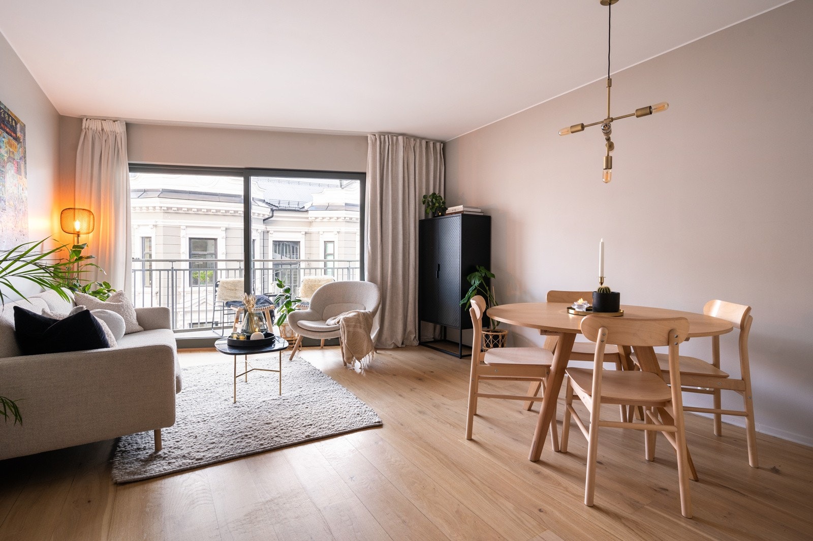 Leiligheten ligger fint til i byggets 4. etasje med heis, balkong og god planløsning. Galleribilde