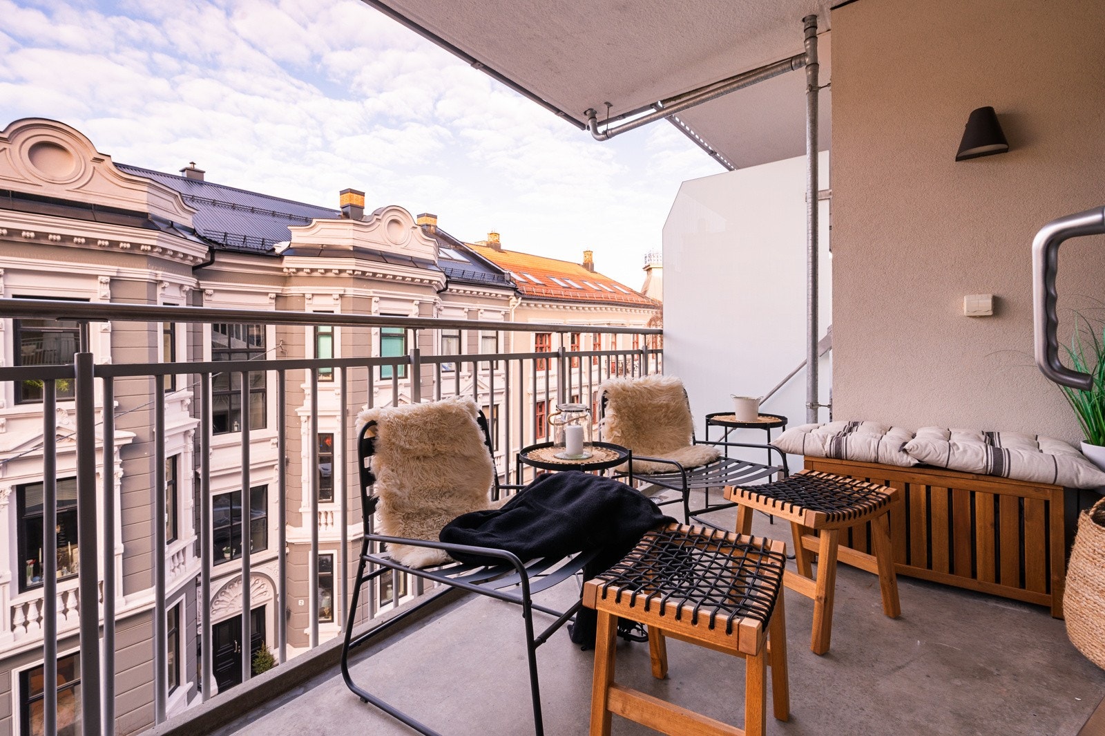 Her kan varme sommerdager nytes til det fulle. Det er videre kun to etasjer opp til felles takterrasse Galleribilde