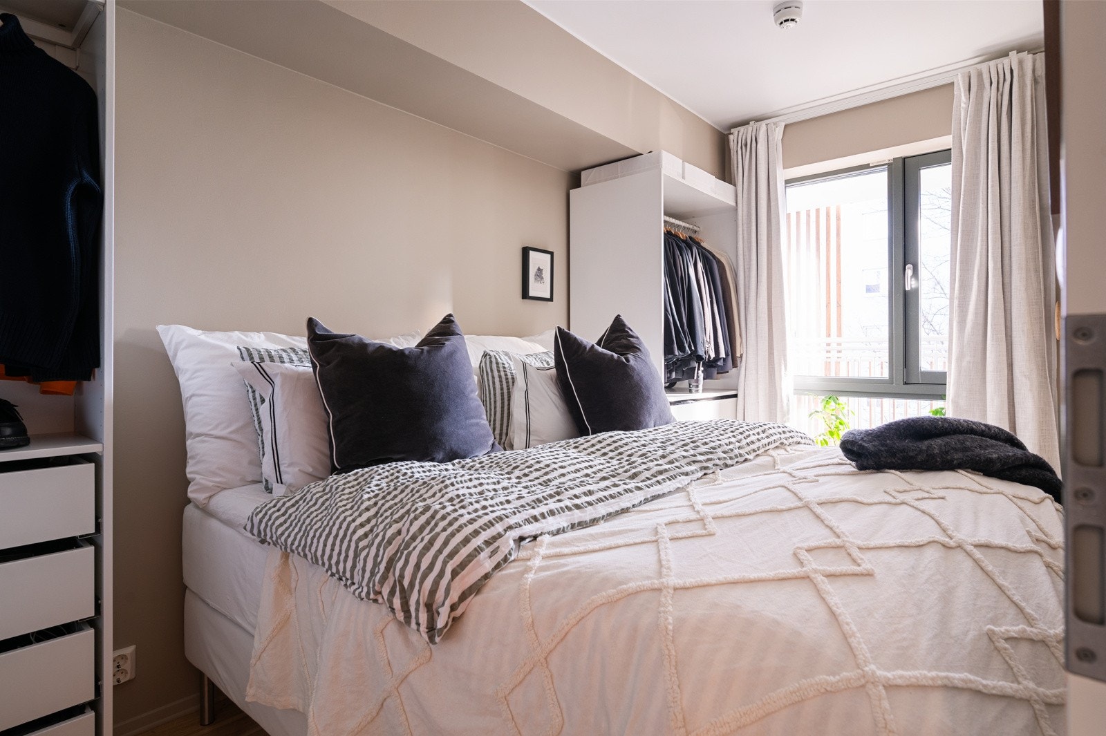 Innbydende soverom av fin størrelse med plass til dobbeltseng og garderobeskap. Galleribilde