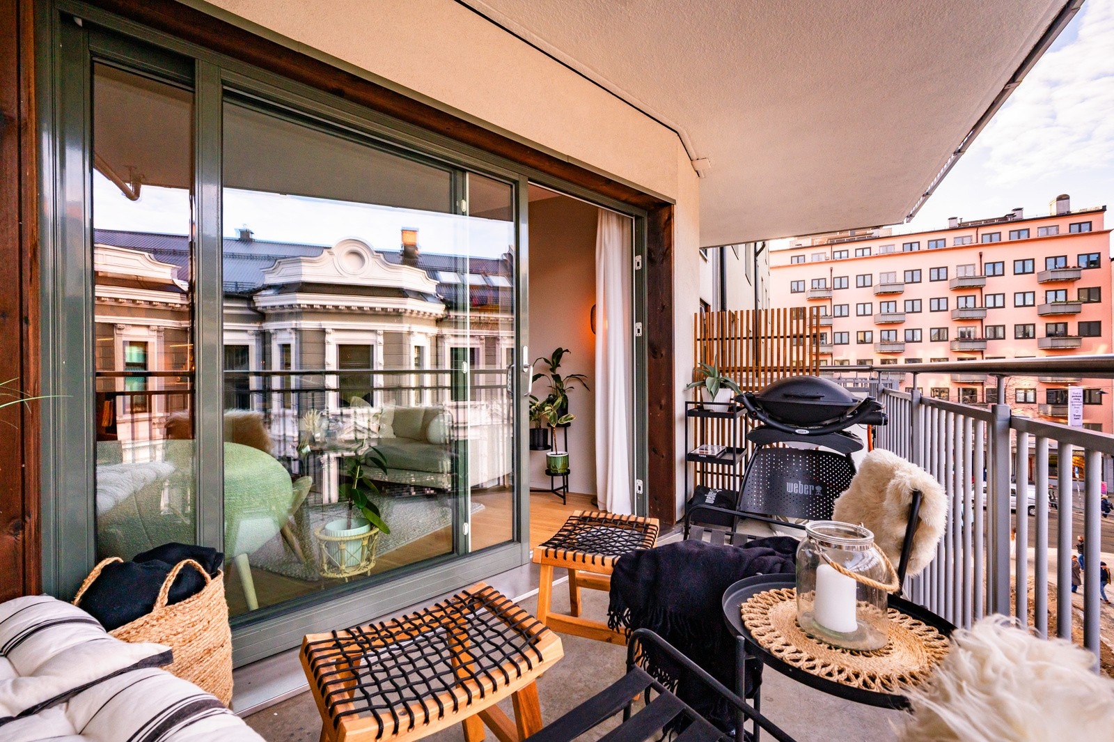 Balkongen gir god plass til innredning av sittegruppe og grill. Galleribilde