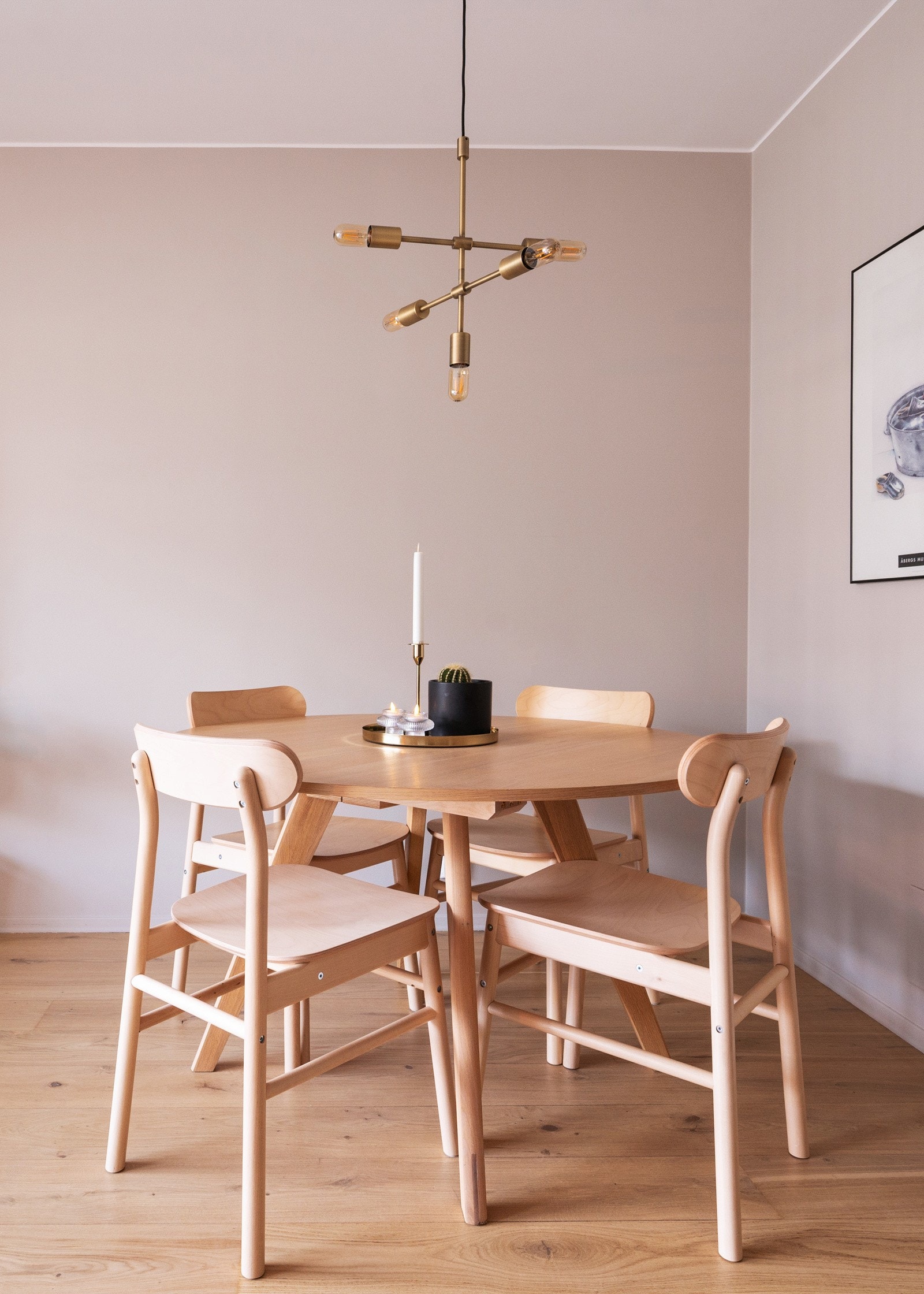 Fin plass til spisebord i stuen. Galleribilde