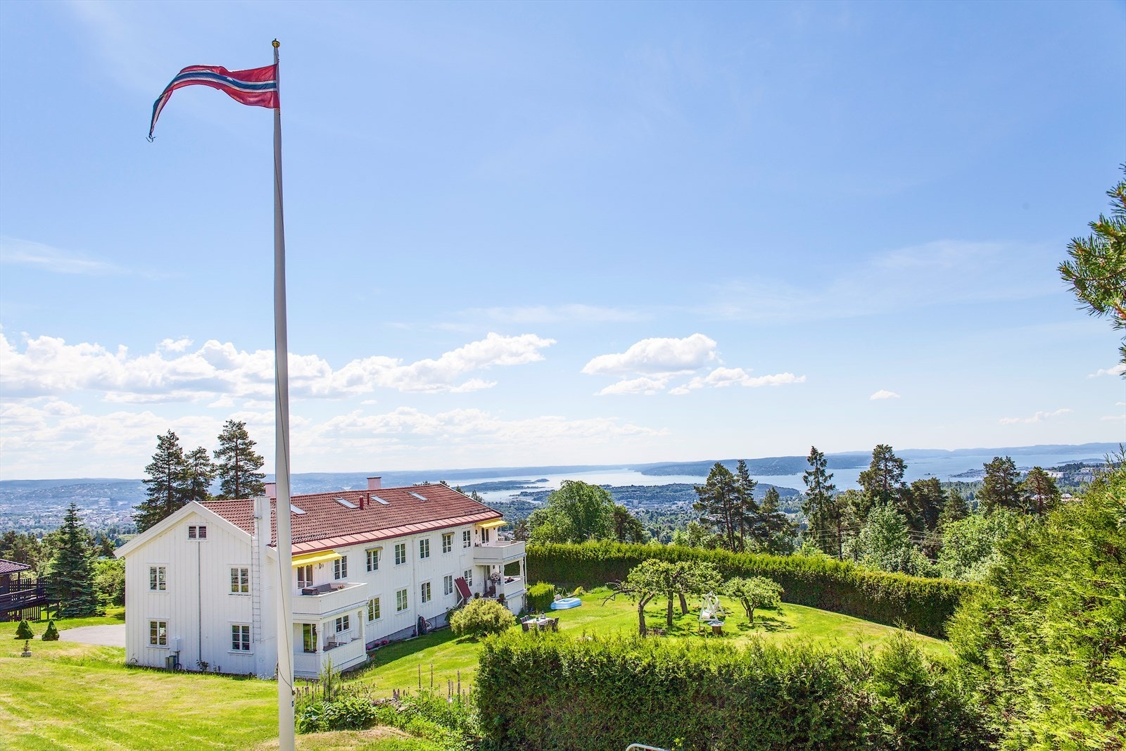 Camilla Bjerke Olsen i Nordvik ønsker velkommen til Holmenkollveien 104 Galleribilde