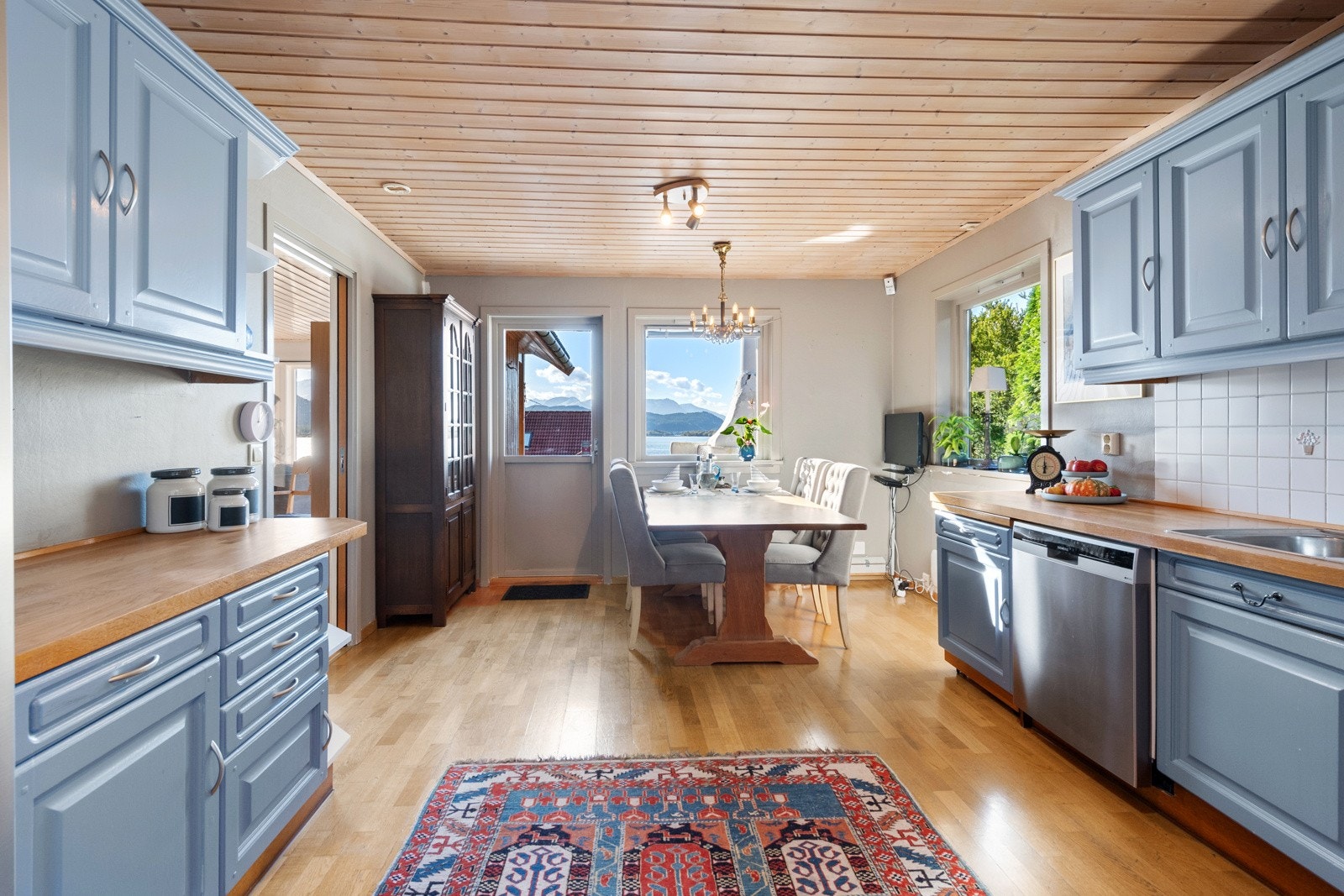 Fra kjøkkenet har man også utgang direkte til solrik terrasse som strekker seg over 28 kvm Galleribilde